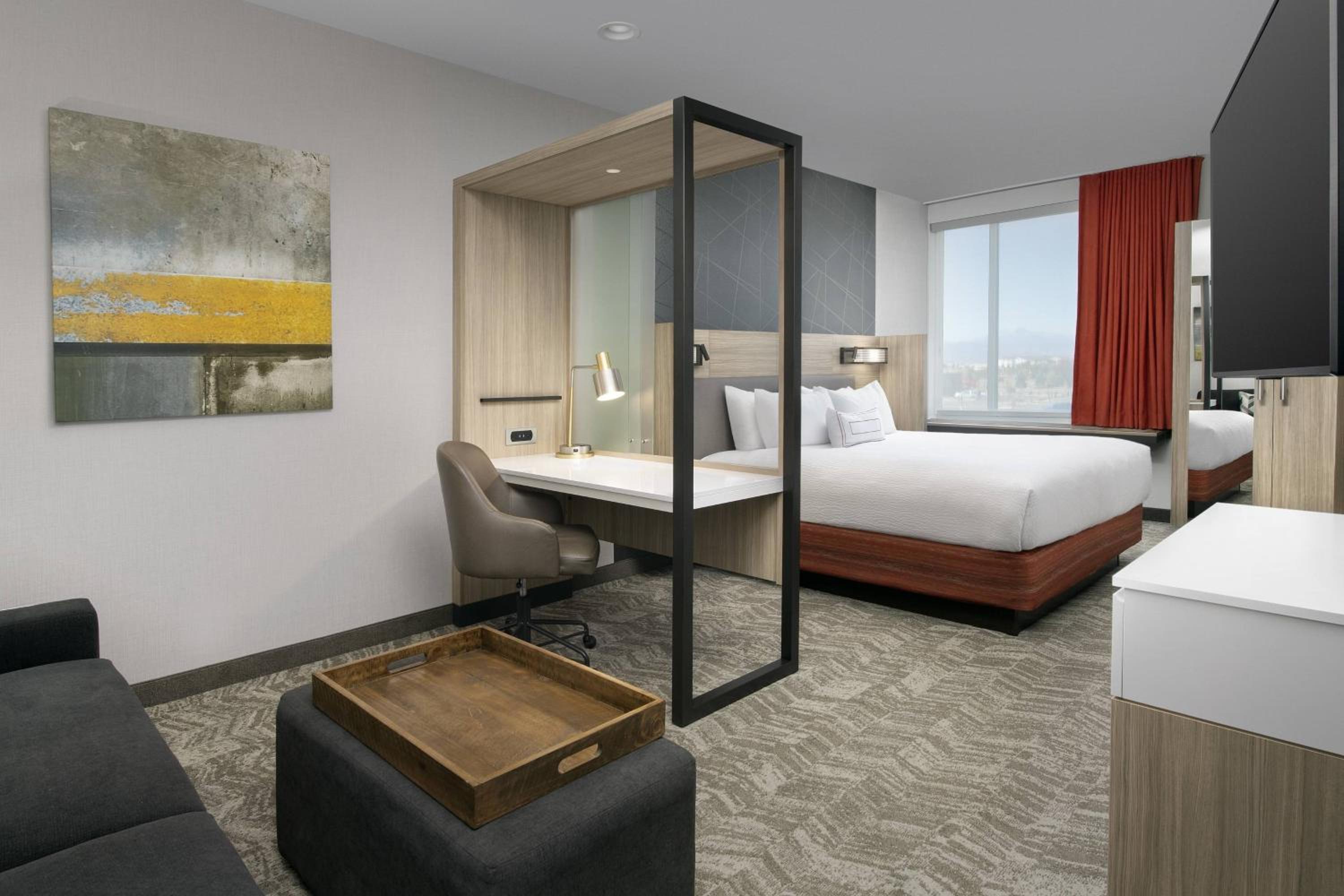 Suite, 1 King, Trundle bed - Photo 1