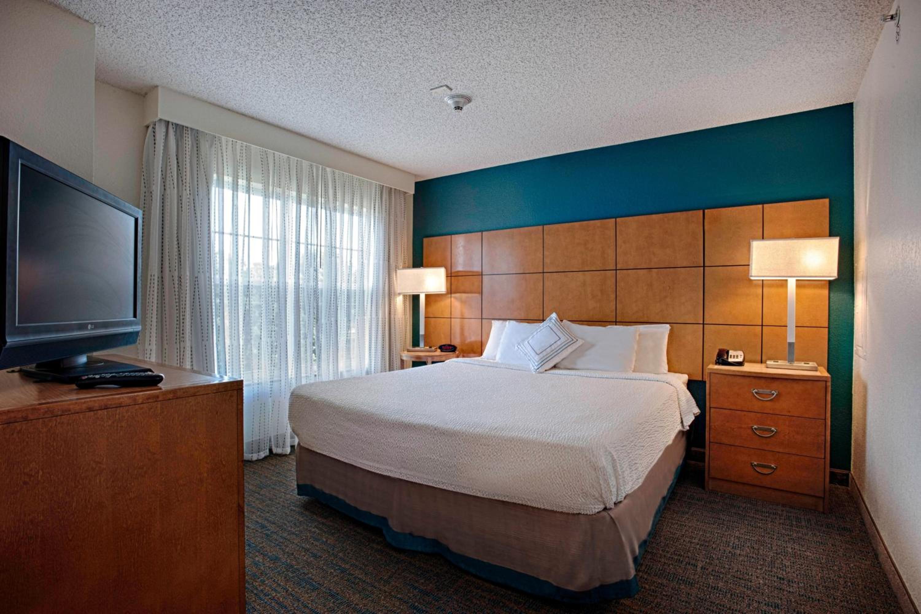 One-Bedroom Suite - Photo 4