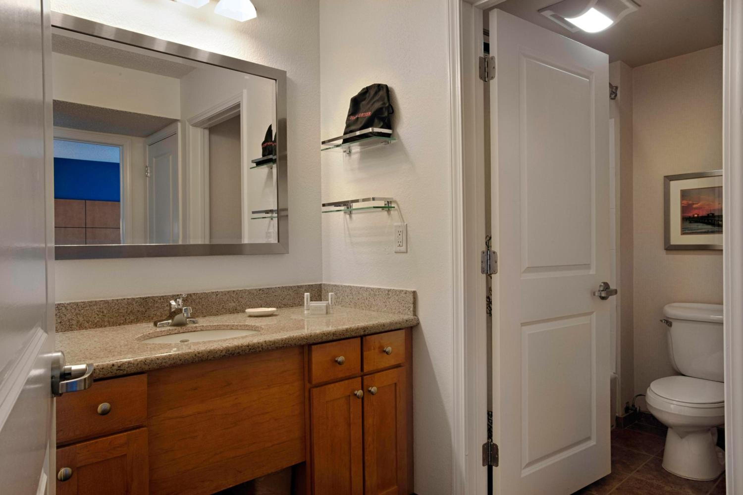 One-Bedroom Suite - Photo 5