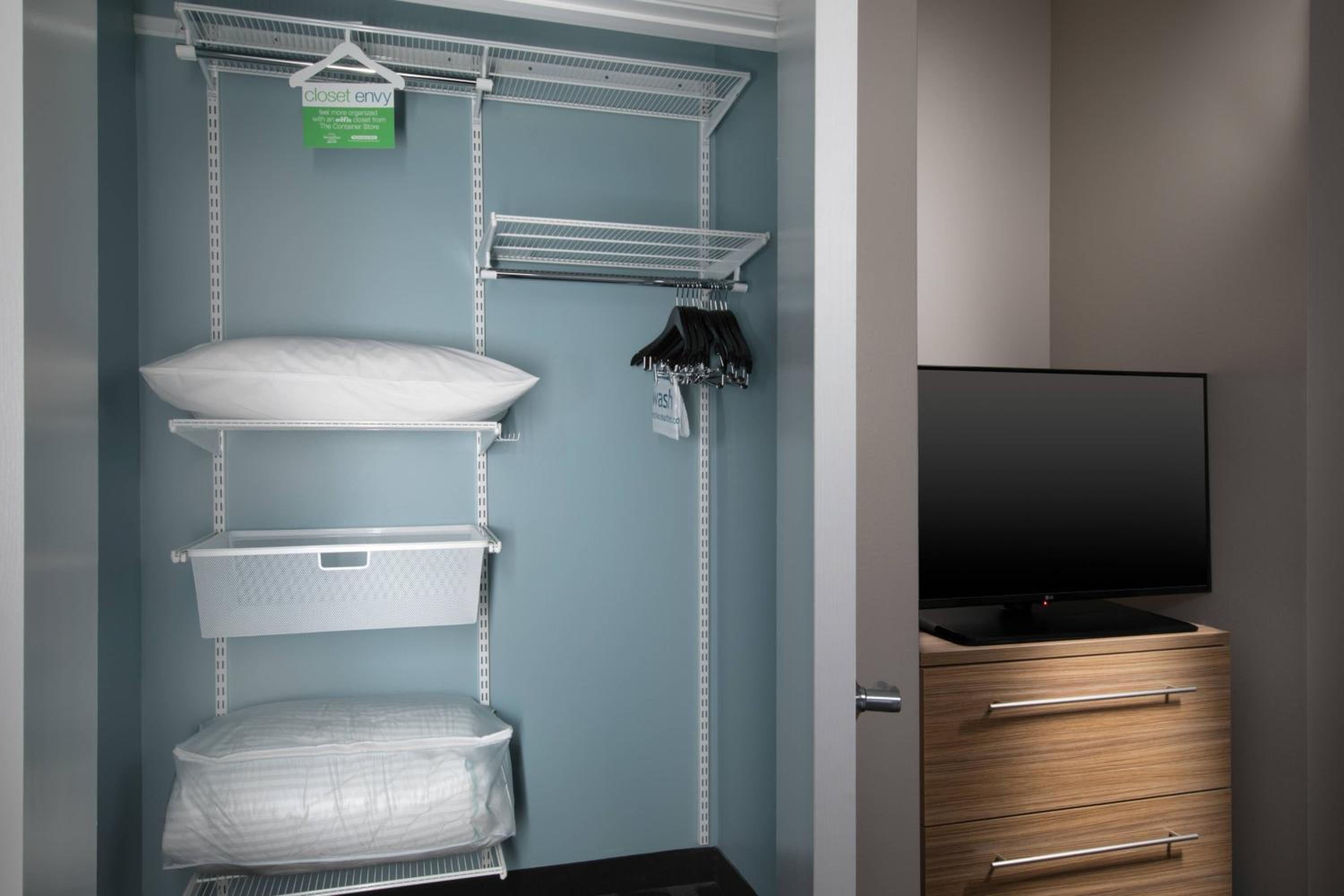 King Studio with Sofa Bed and Roll-in Shower - Mobility Accessible photo 3