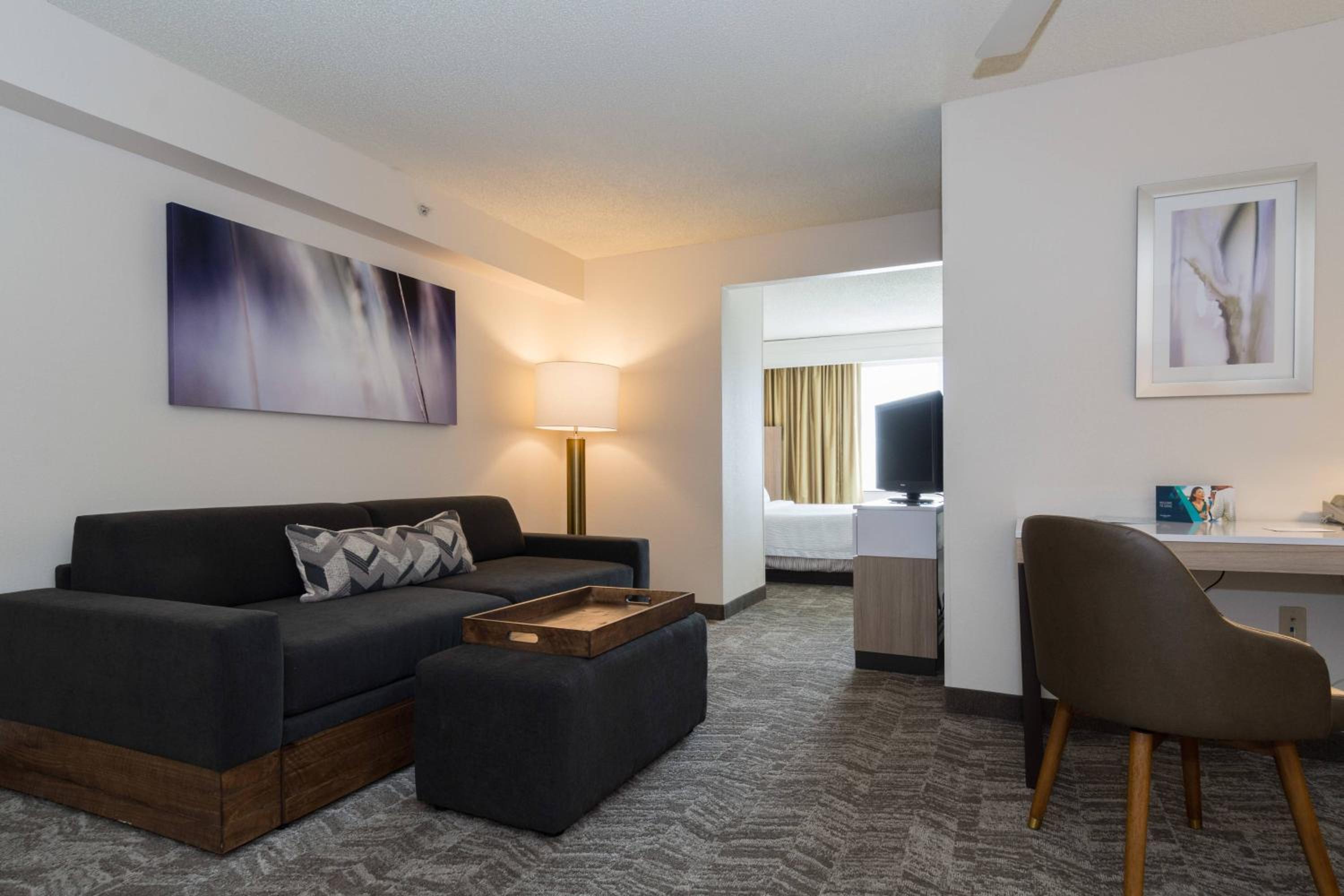 Deluxe Queen Studio with Sofa Bed photo 2