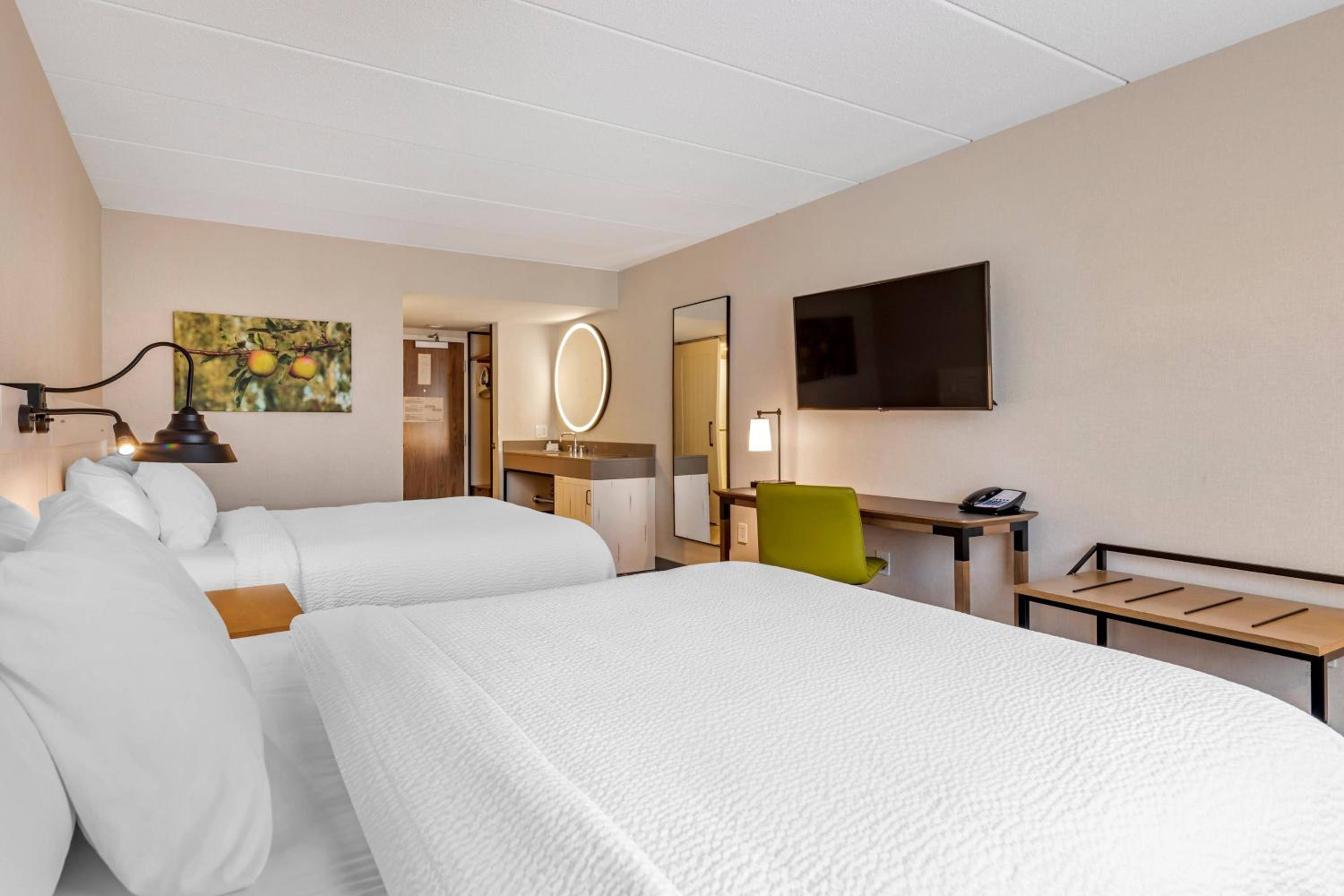 Queen Room with Two Queen Beds - Photo 3