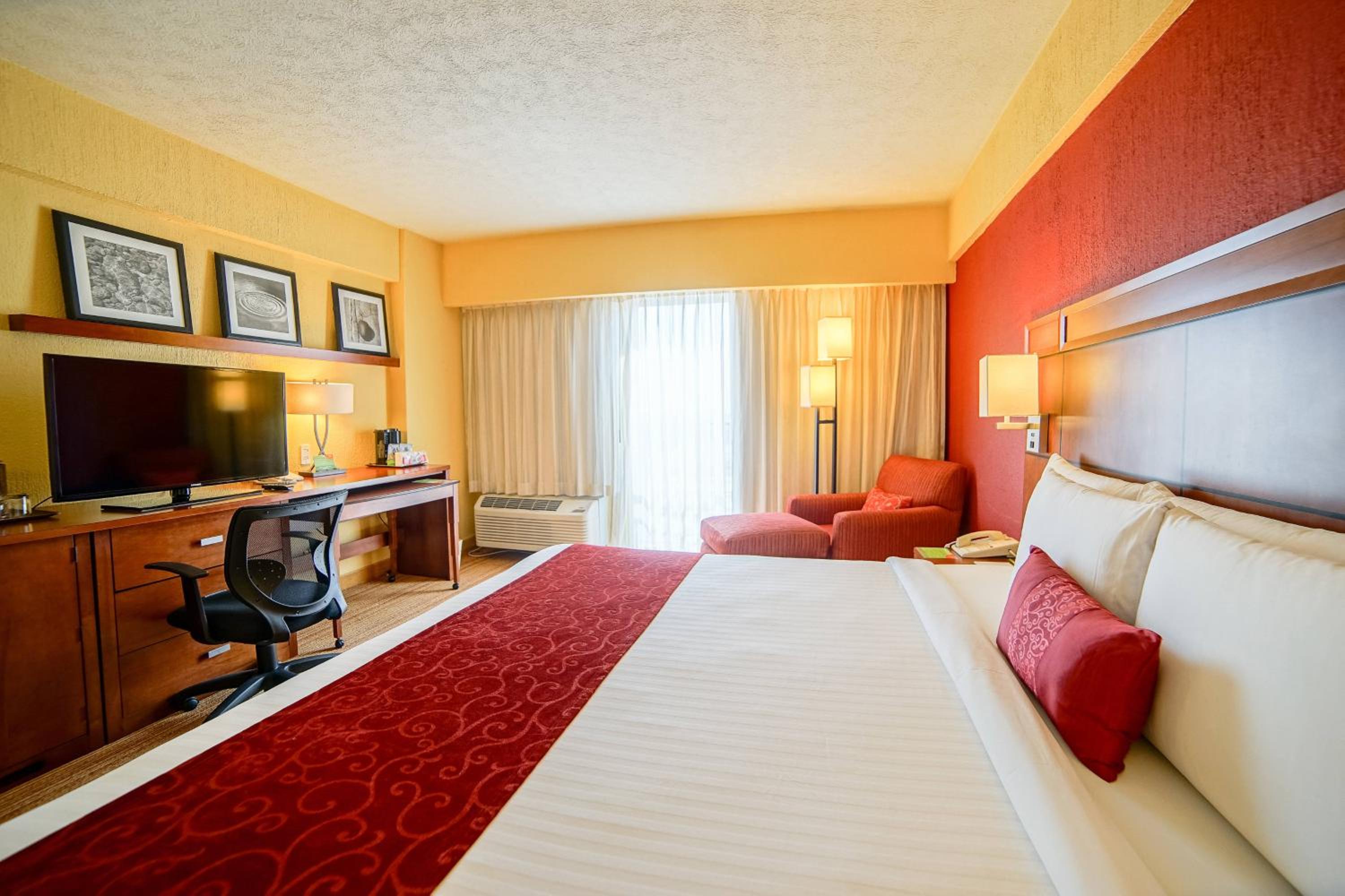 Classic Guest Room, 1 King, City View - Photo 5