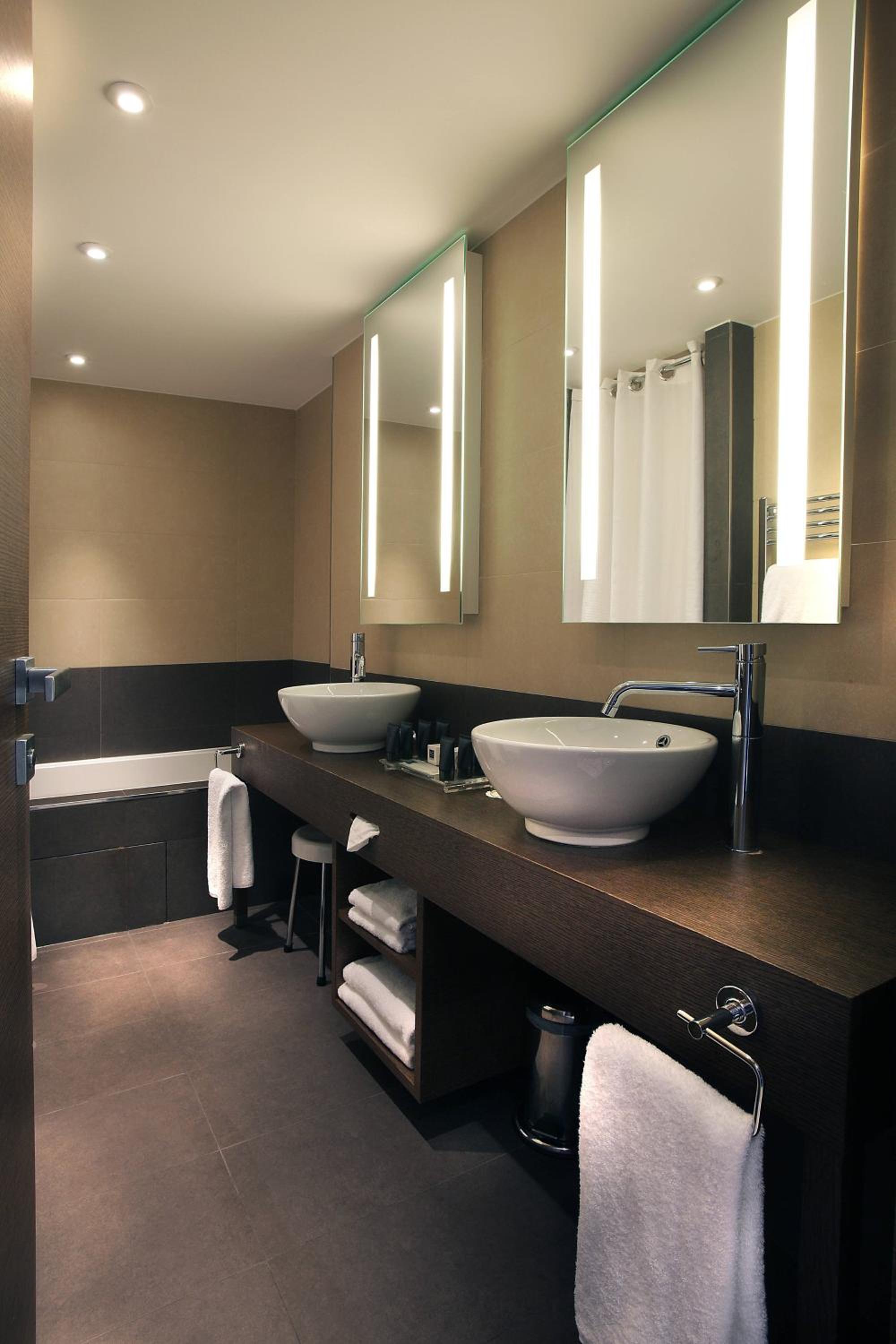 Suite with Twin Beds, City view and Balcony