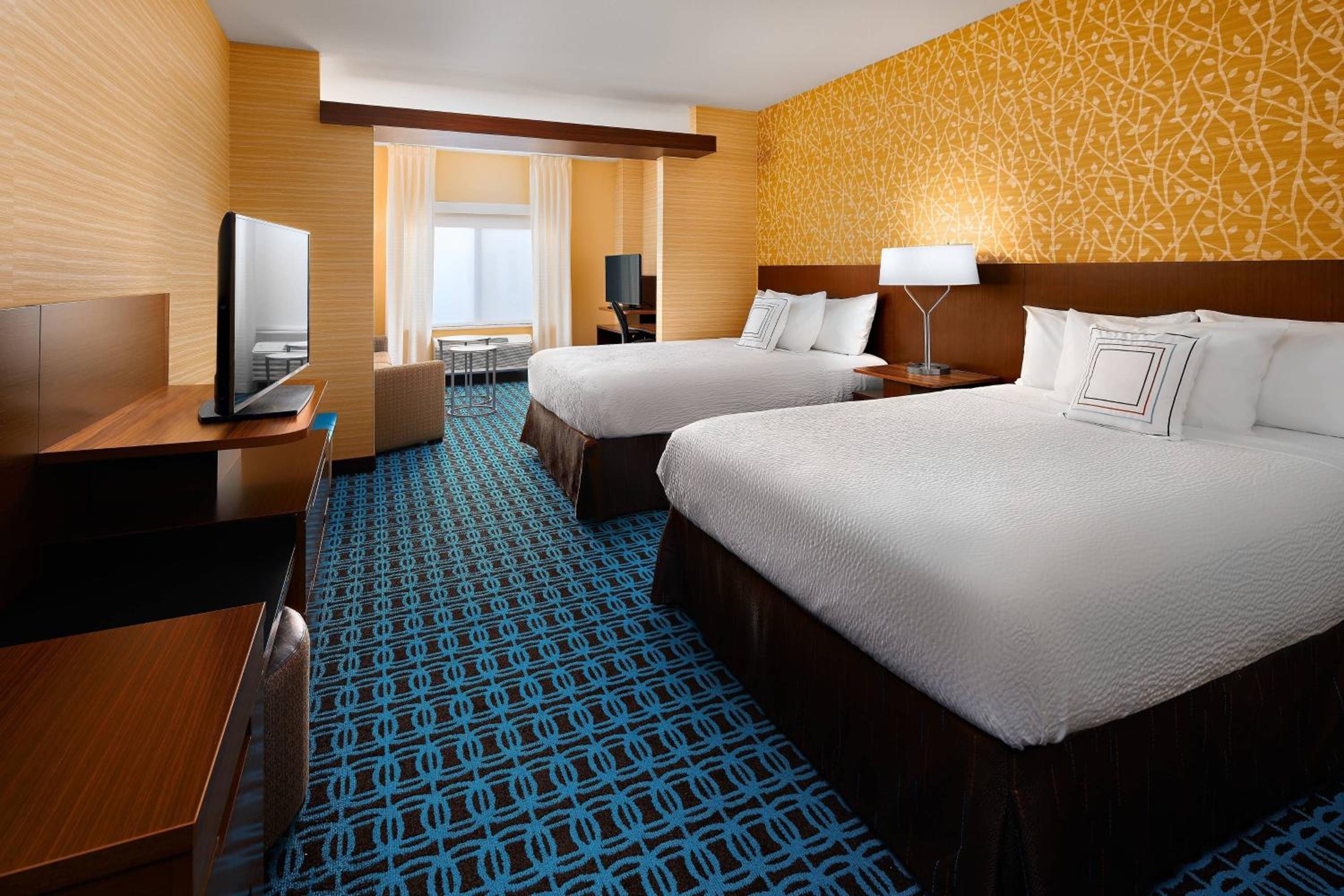 Queen Room with Two Queen Beds and Adapted Tub - Mobility and Hearing Accessible photo 3