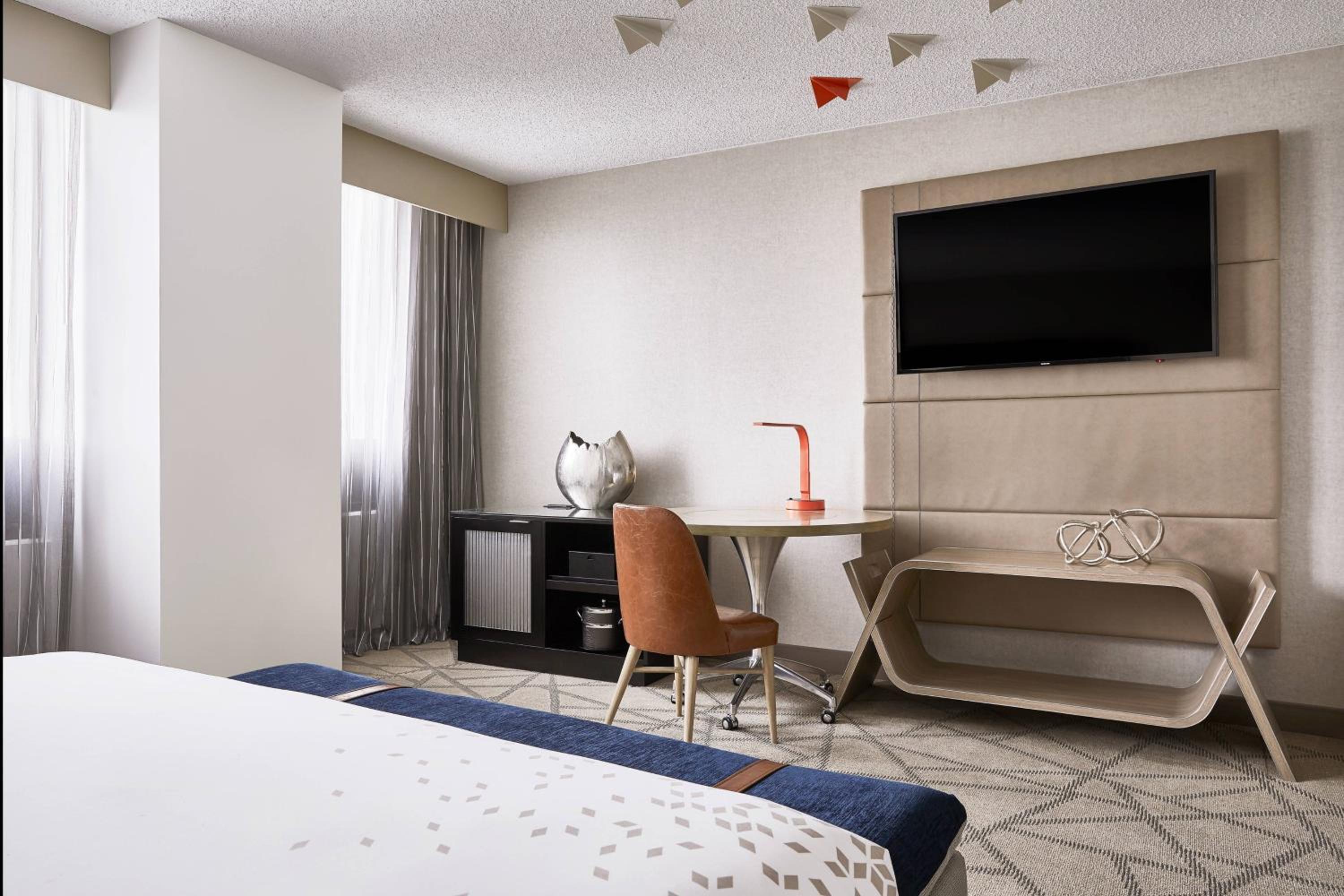King Room with Sofa Bed - Photo 5