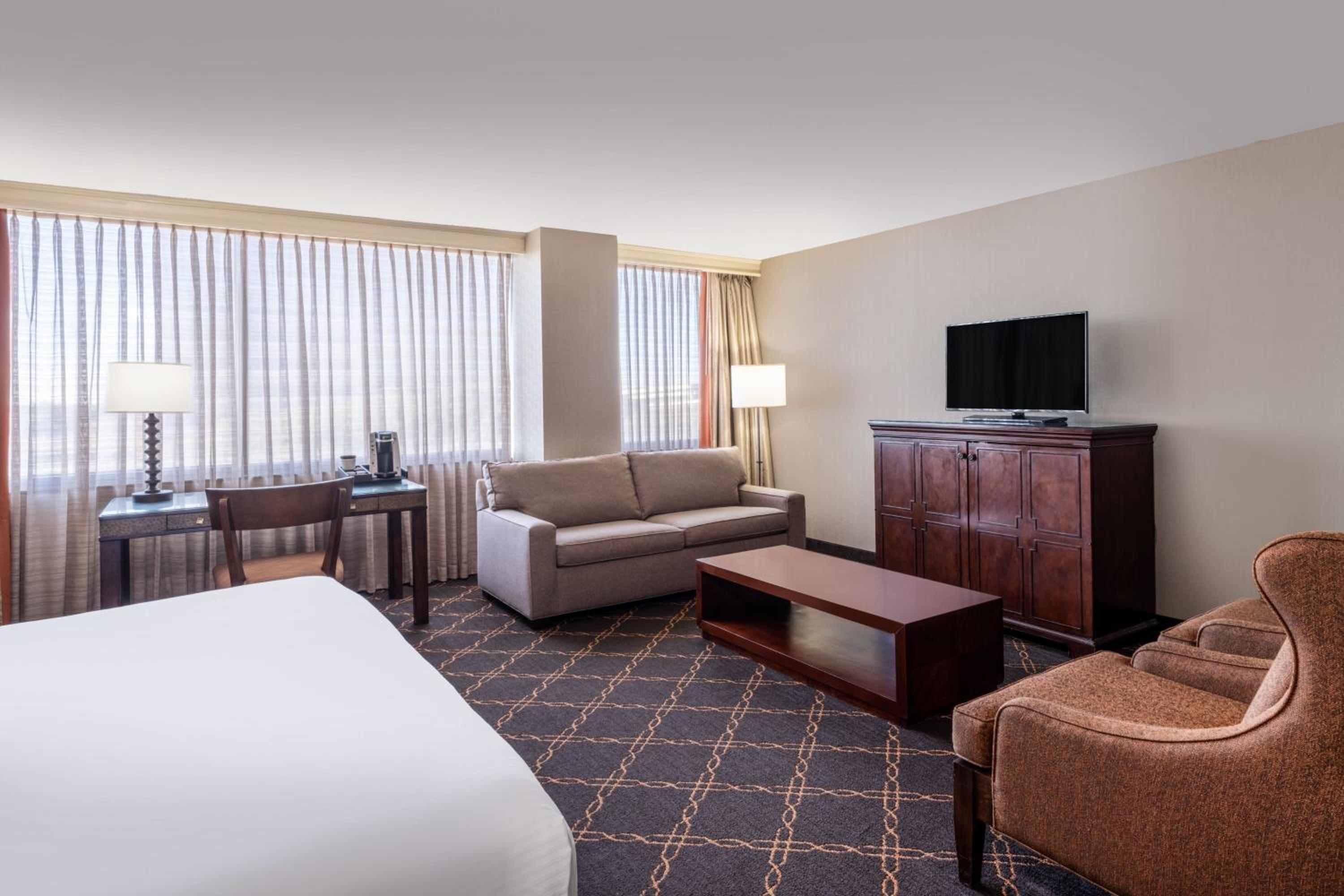 Junior King Suite With Pool View