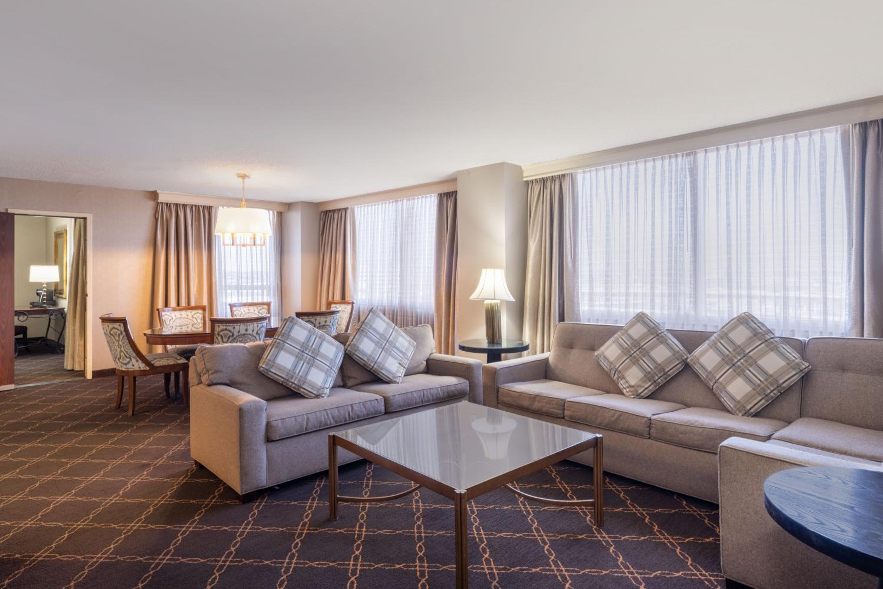 One-Bedroom Presidential King Suite thumbnail 6