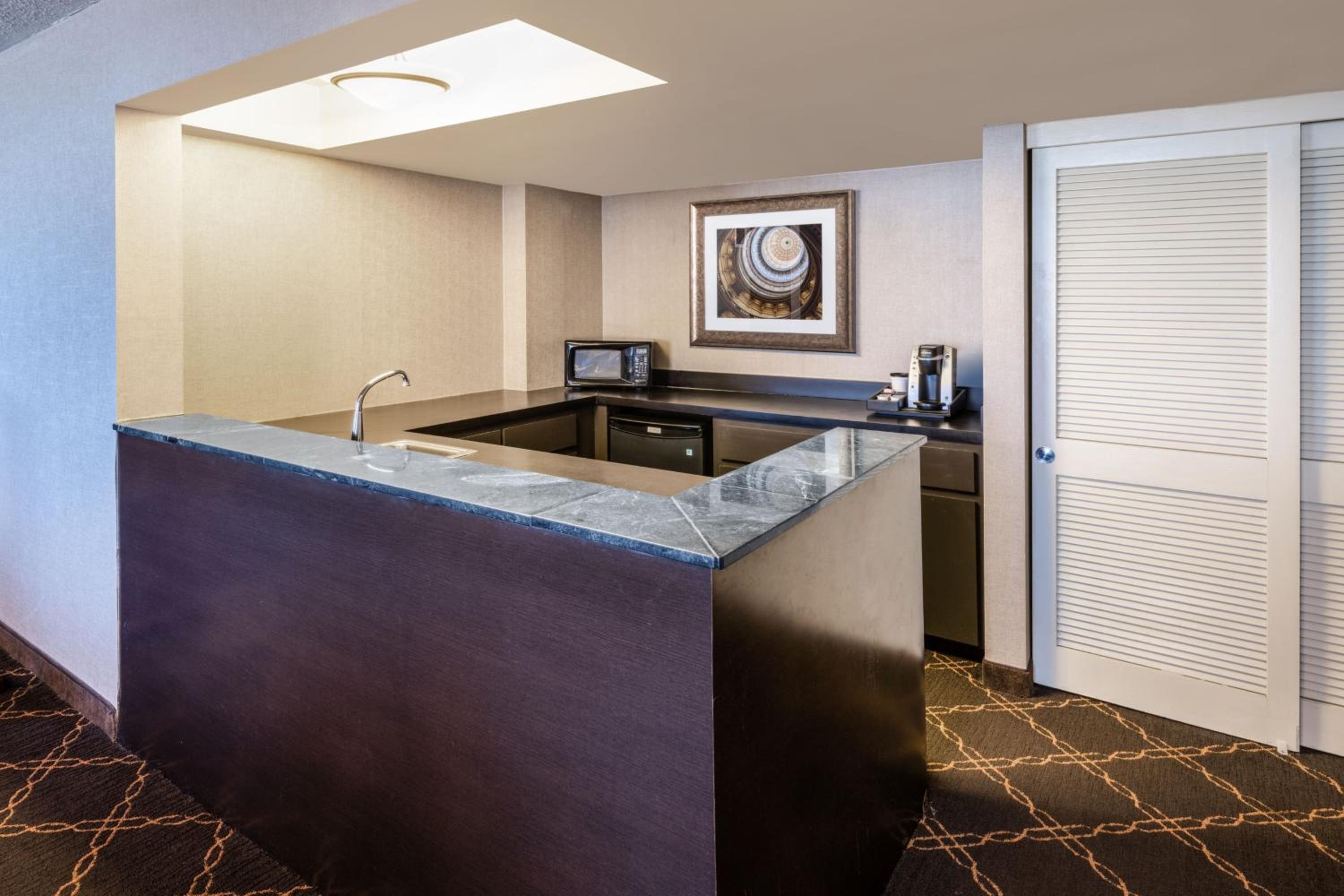 One-Bedroom Presidential King Suite thumbnail 5