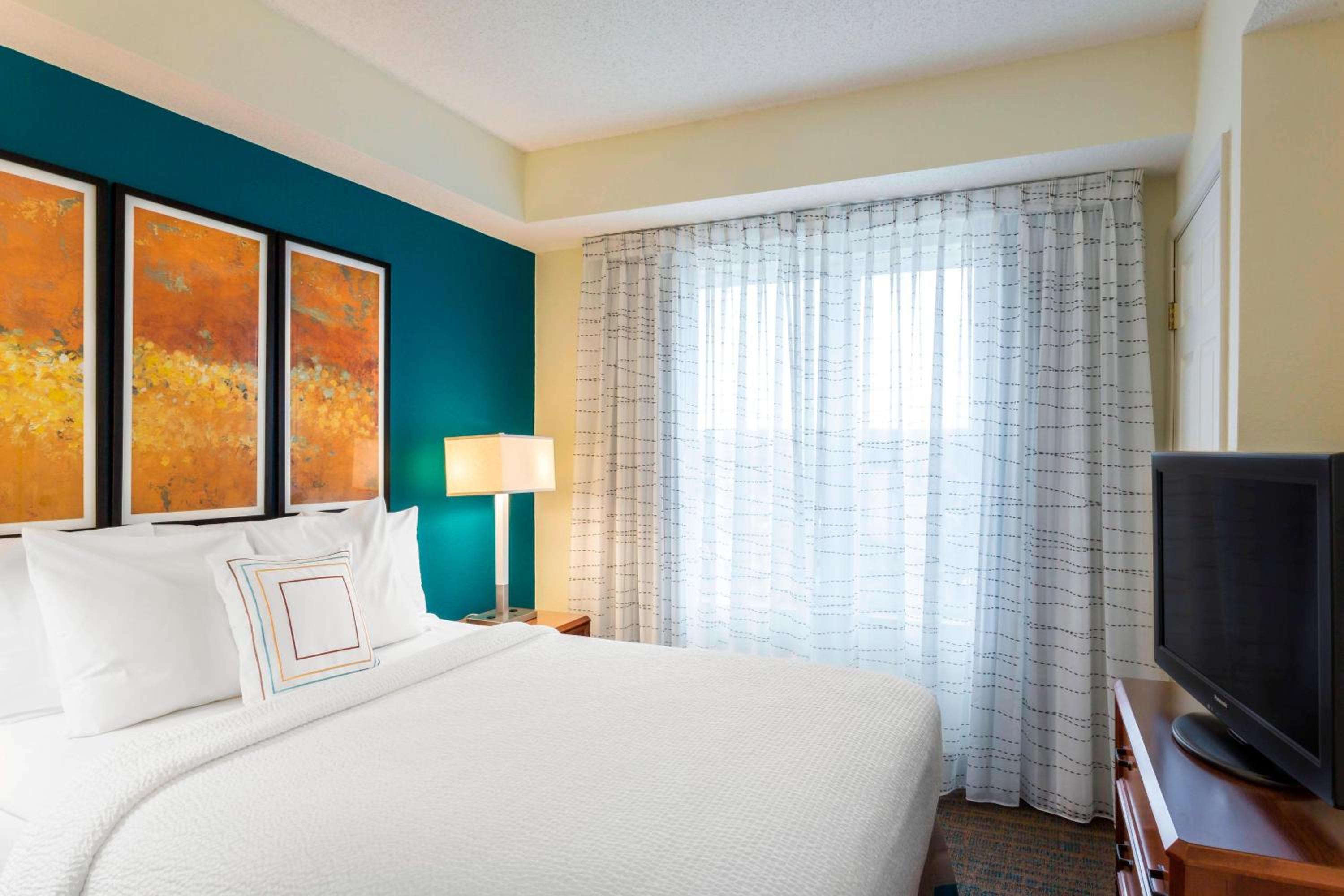 One-Bedroom Suite - Photo 2