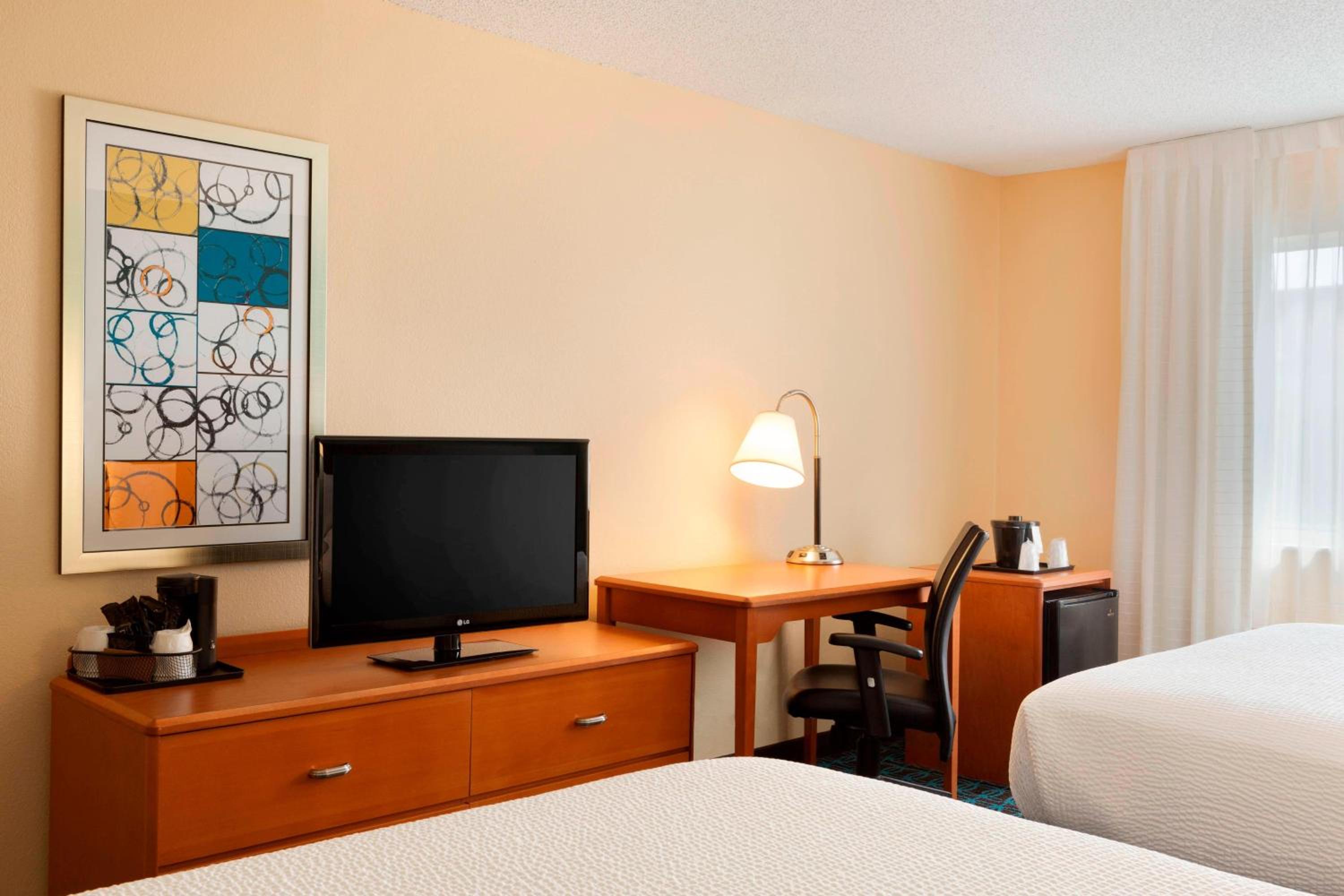 Queen Room with Two Queen Beds - Photo 2