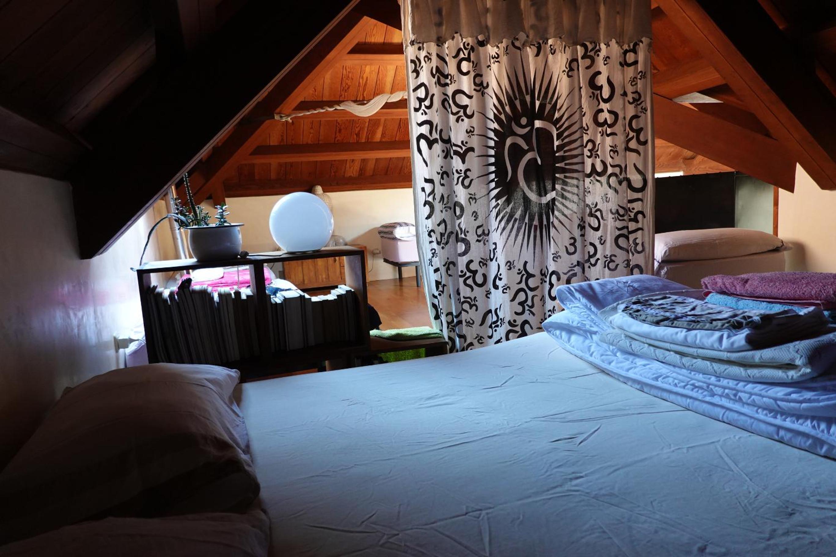 Cama en habitación compartida de 6 camas