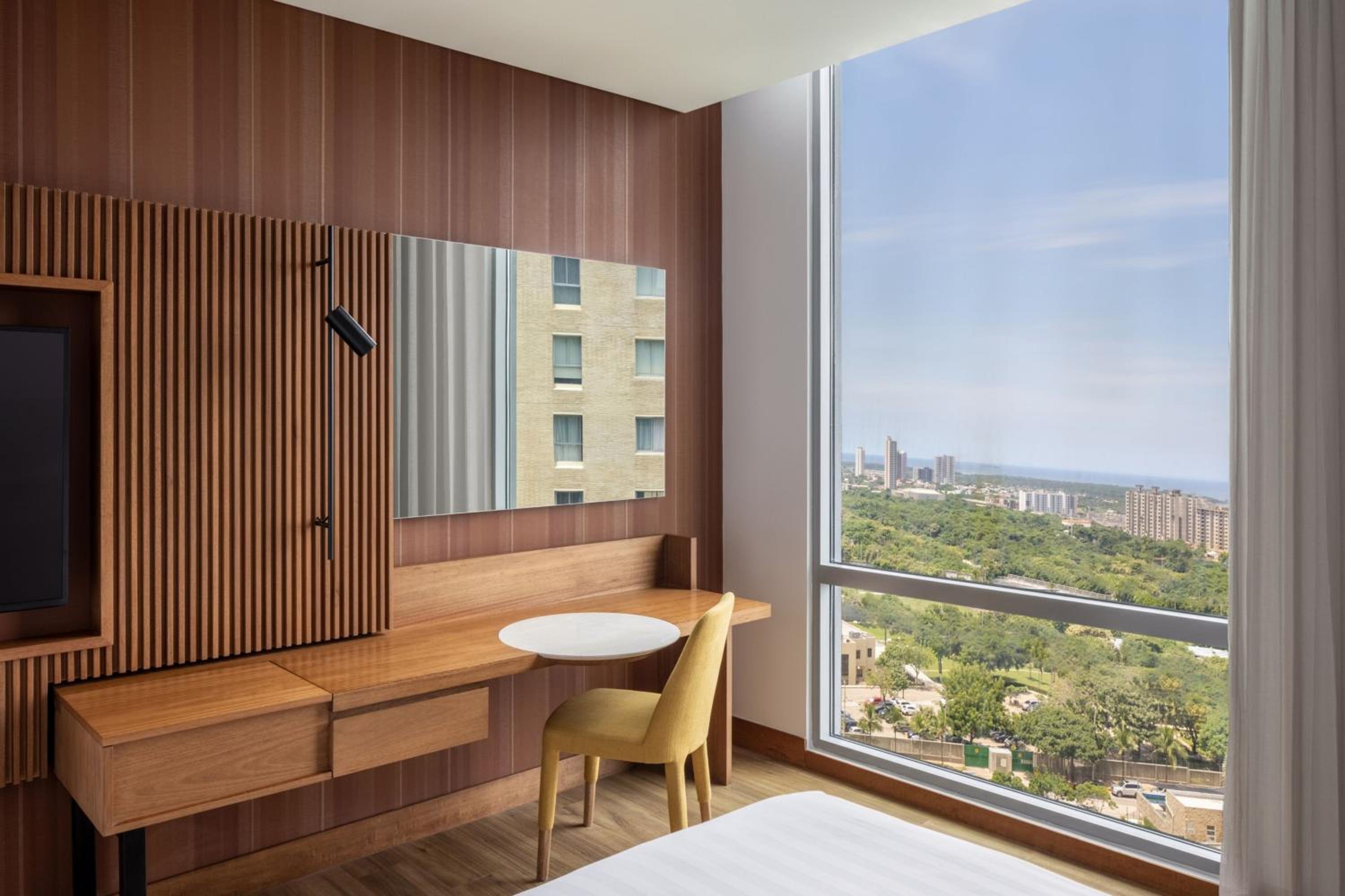Club Queen Room with Two Queen Beds - Club Lounge Access - Photo 4