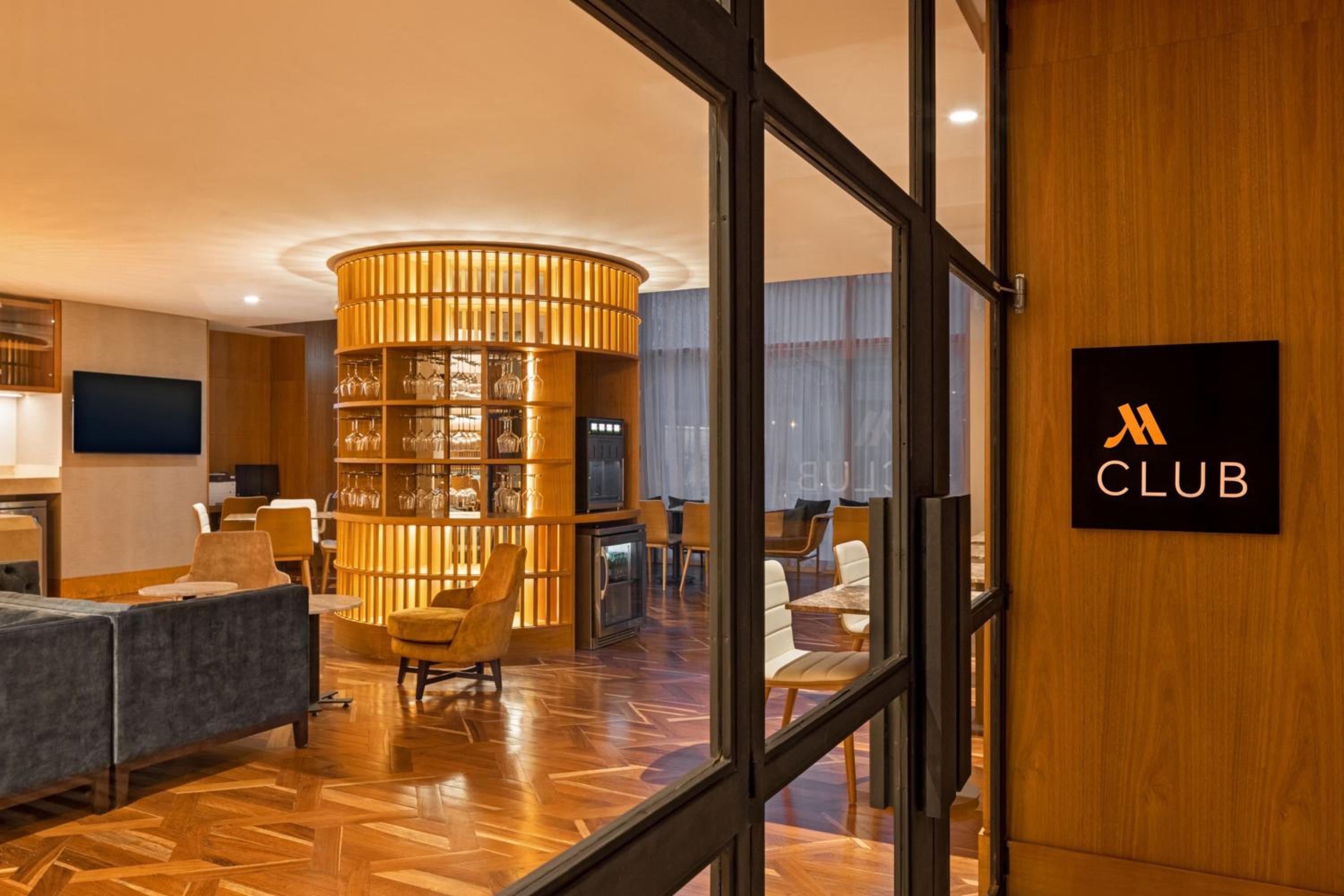 Club Queen Room with Two Queen Beds - Club Lounge Access - Photo 3