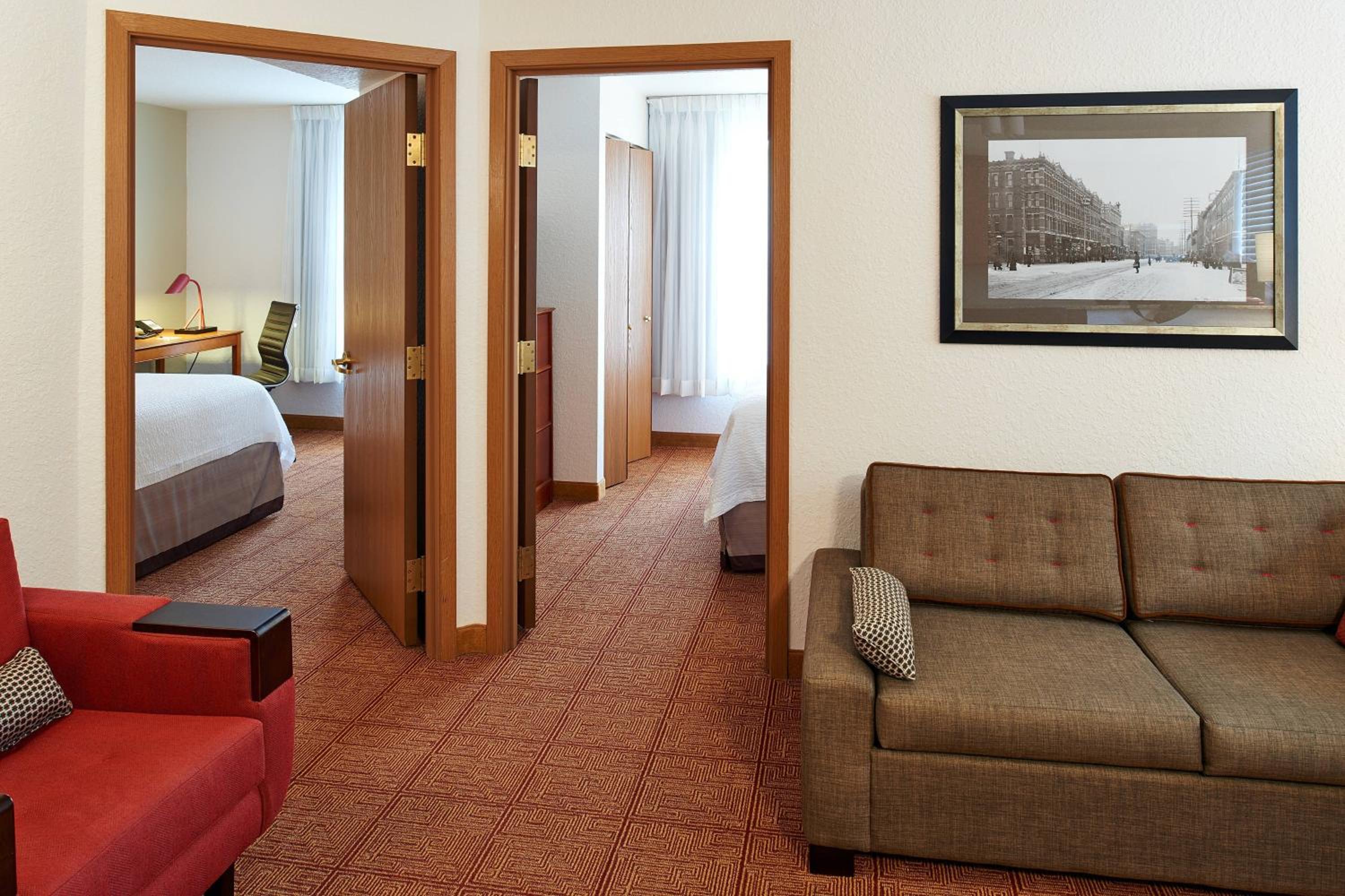 Two-Bedroom Suite - Photo 4