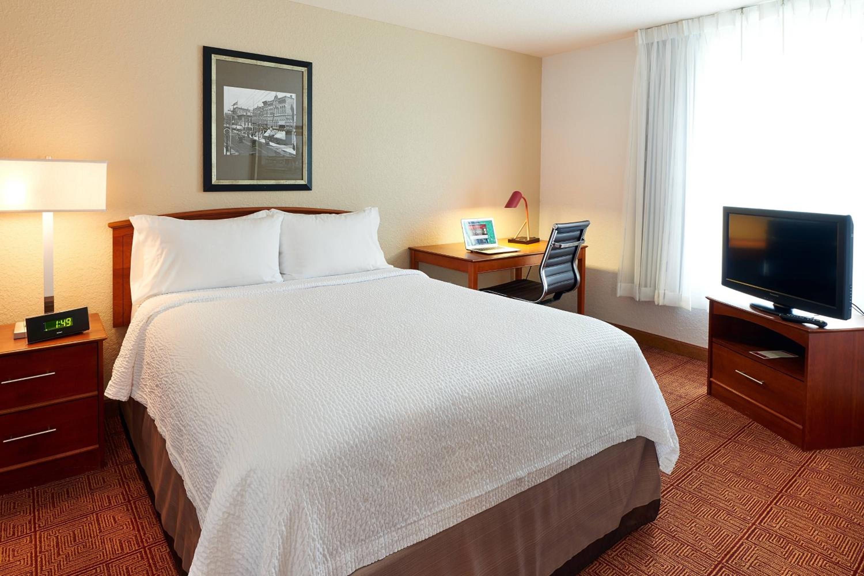 Two-Bedroom Suite - Photo 8