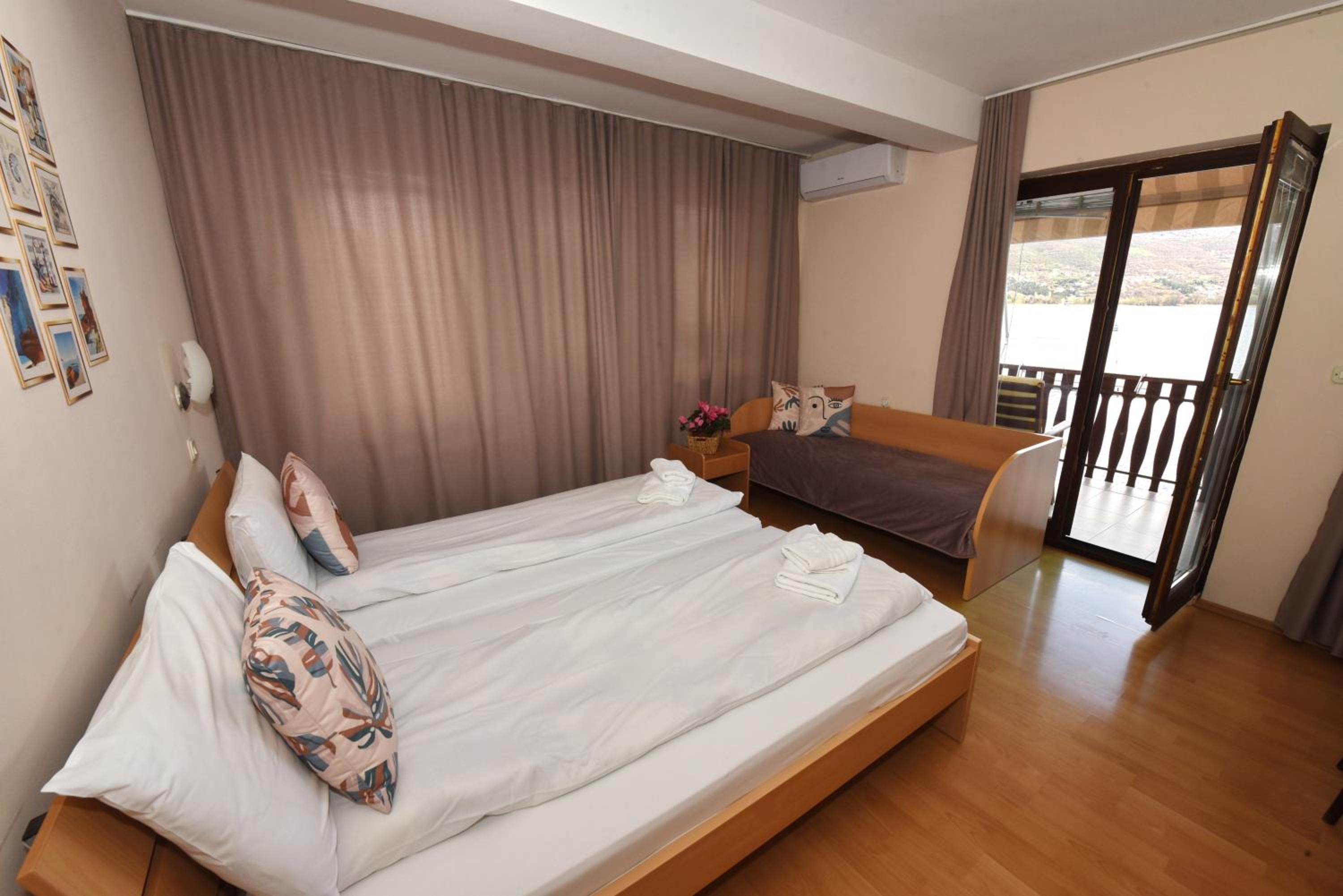 One-Bedroom Apartment with Lake View