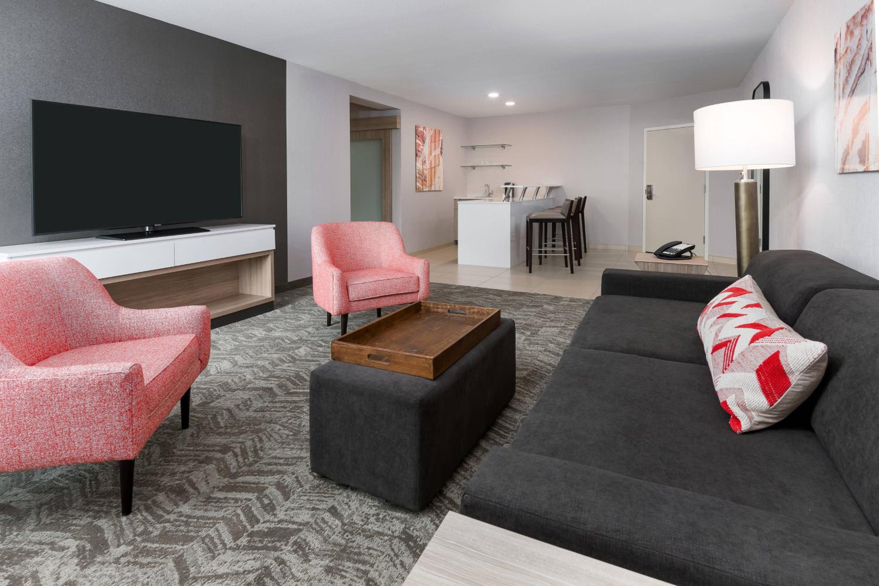 1 Bedroom Suite, 1 King, Trundle bed photo 1