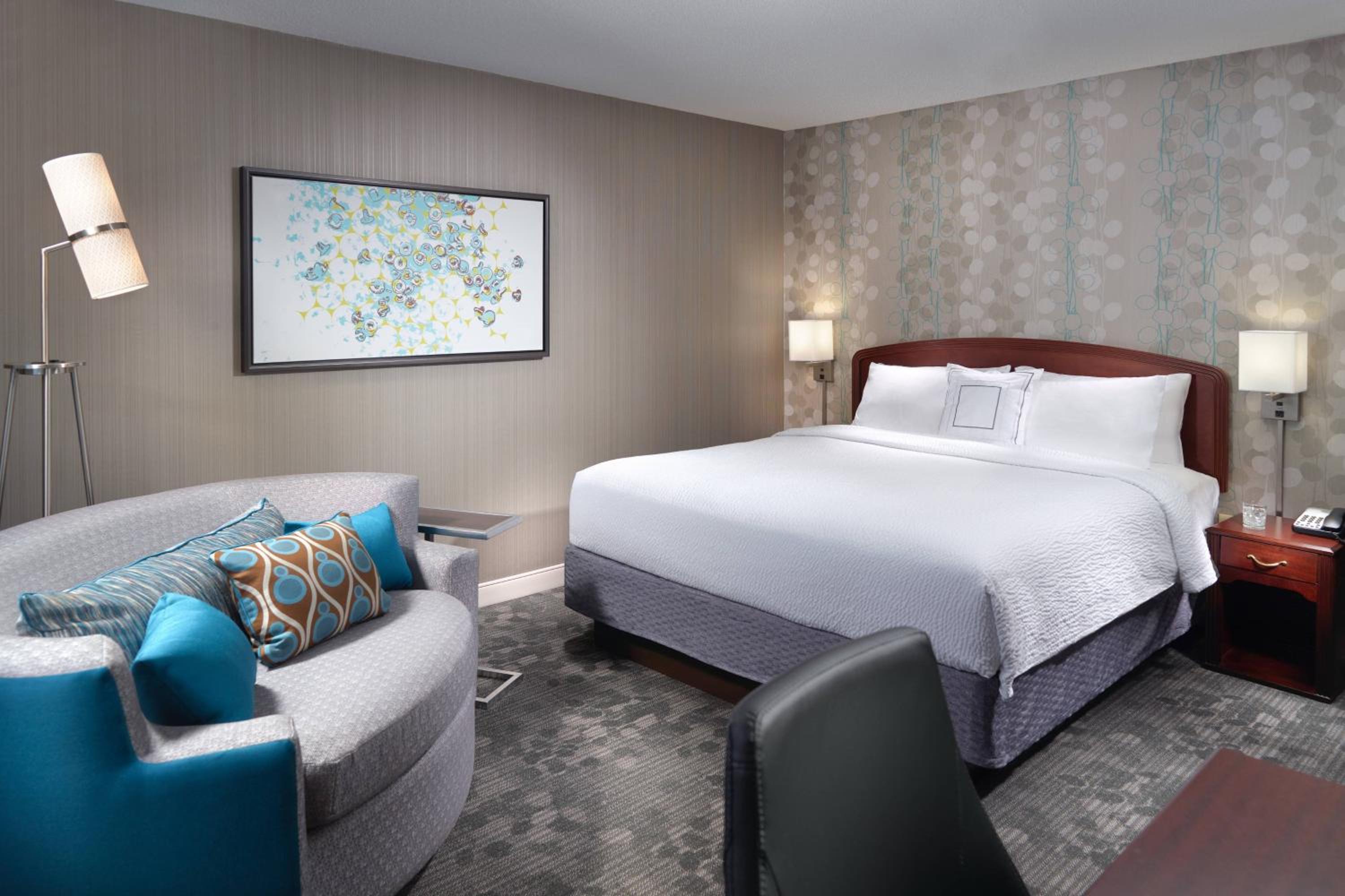 King Room with Sofa Bed - Photo 3