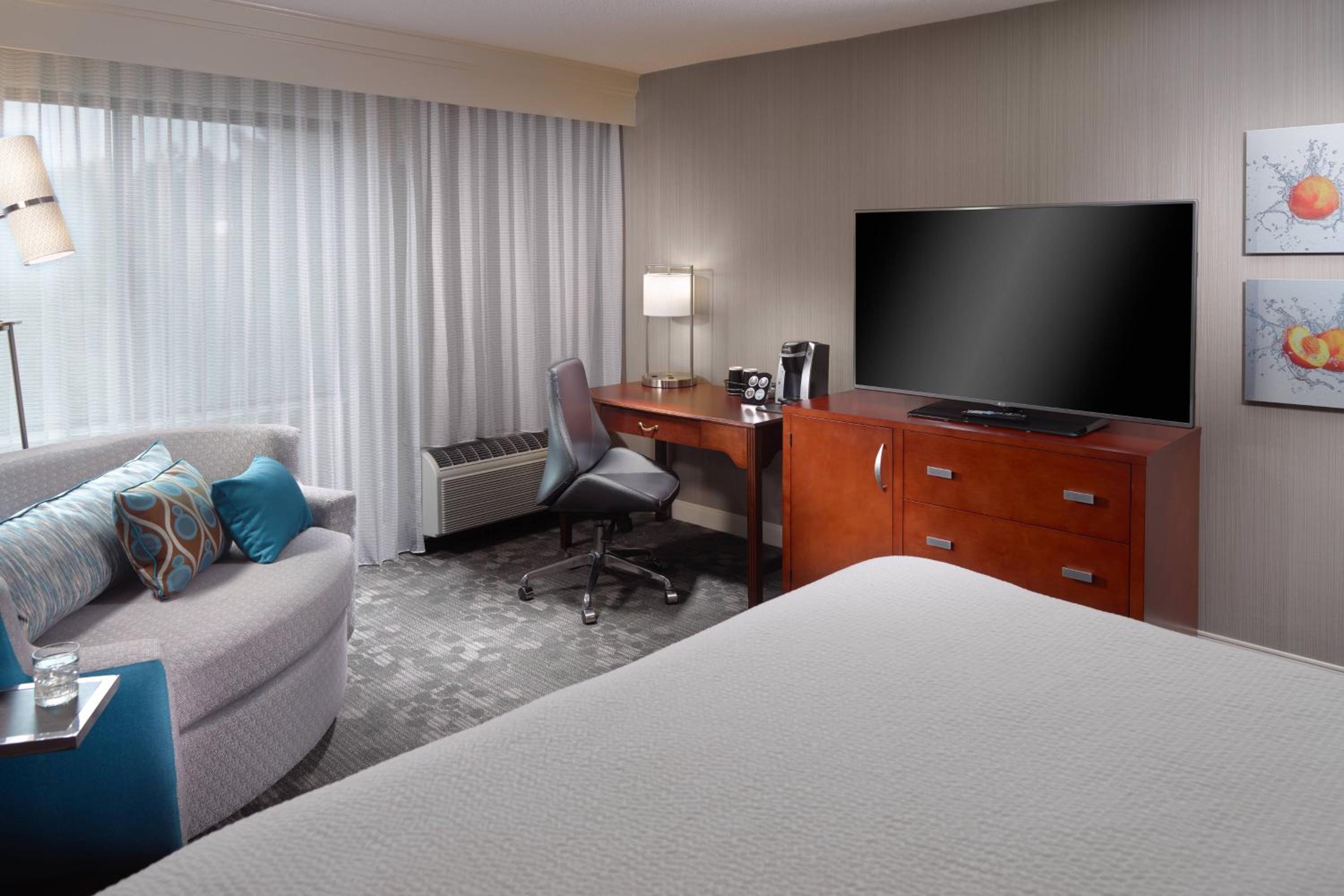 King Room with Sofa Bed - Photo 4