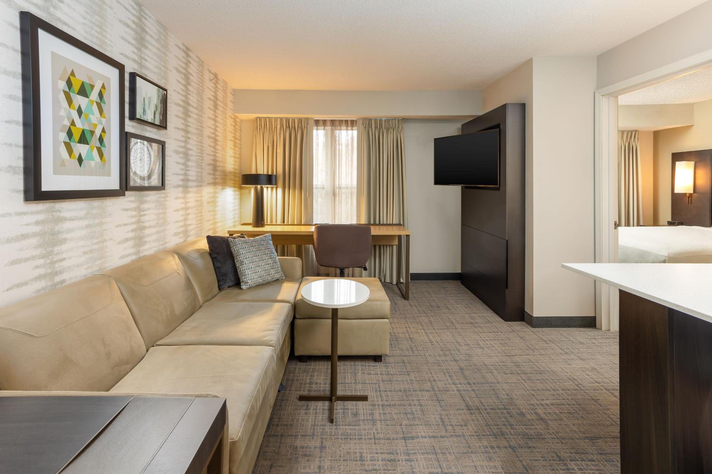 One-Bedroom Suite - Photo 6