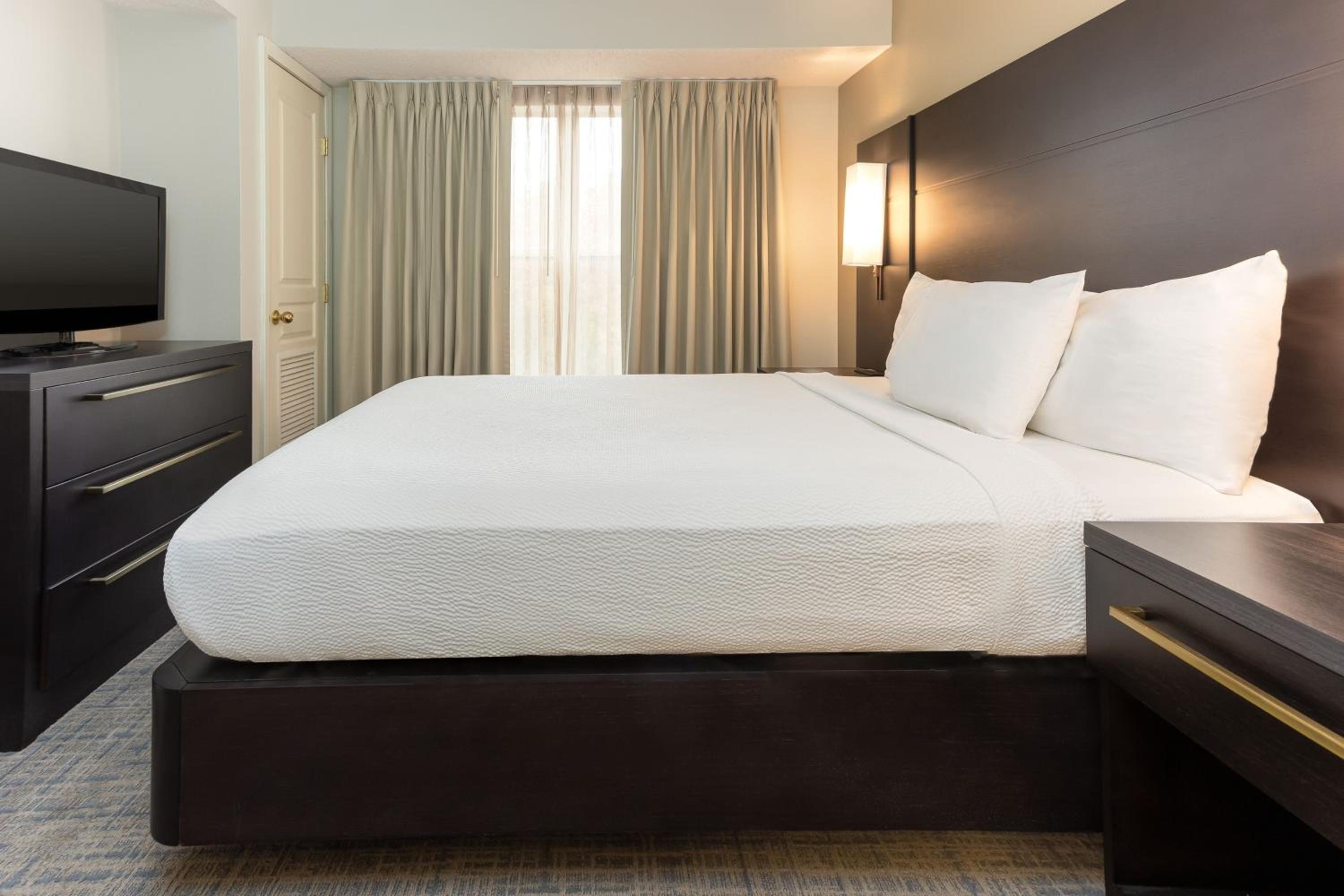 One-Bedroom Suite - Photo 7
