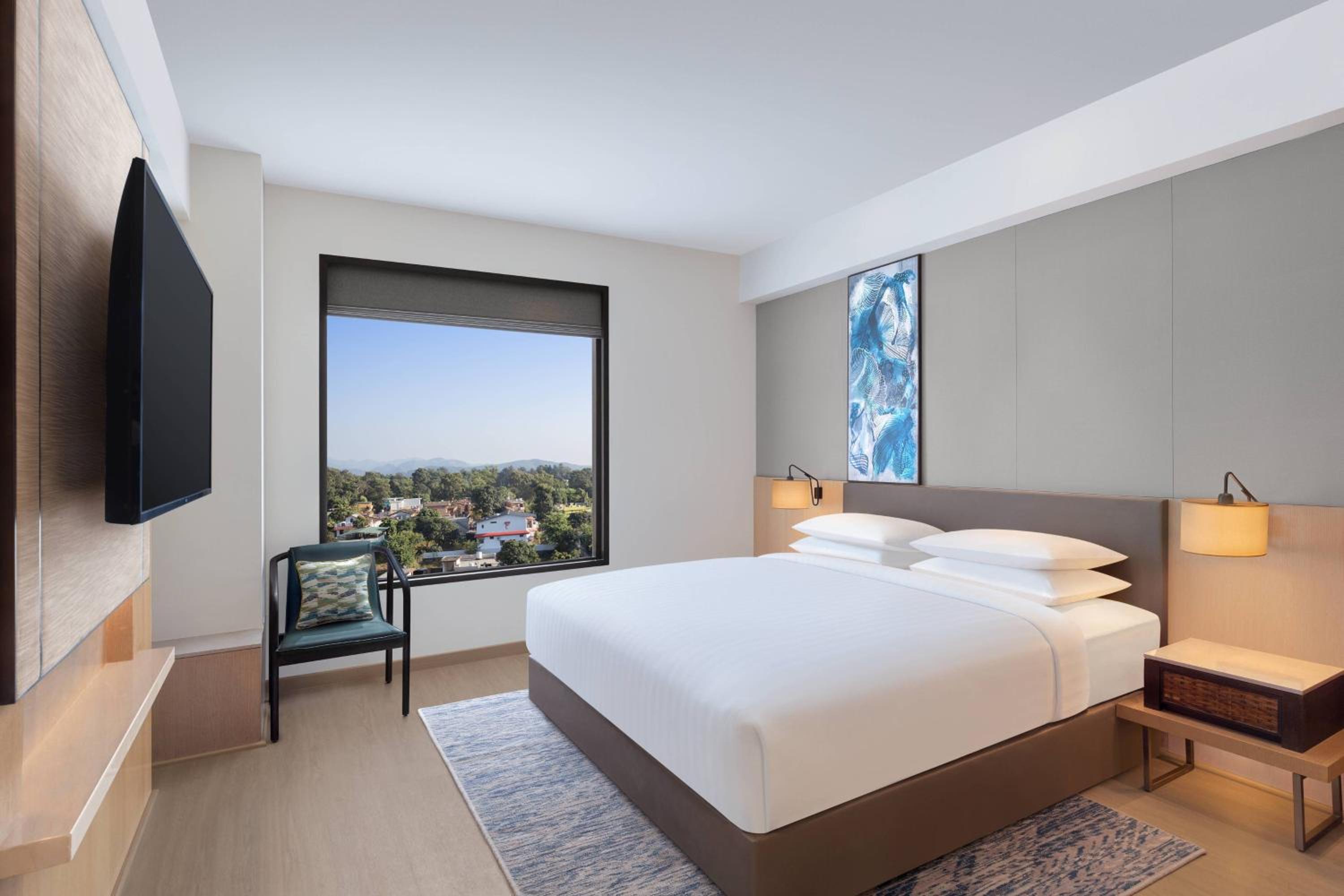 Deluxe King Room with Sofa Bed - Photo 3