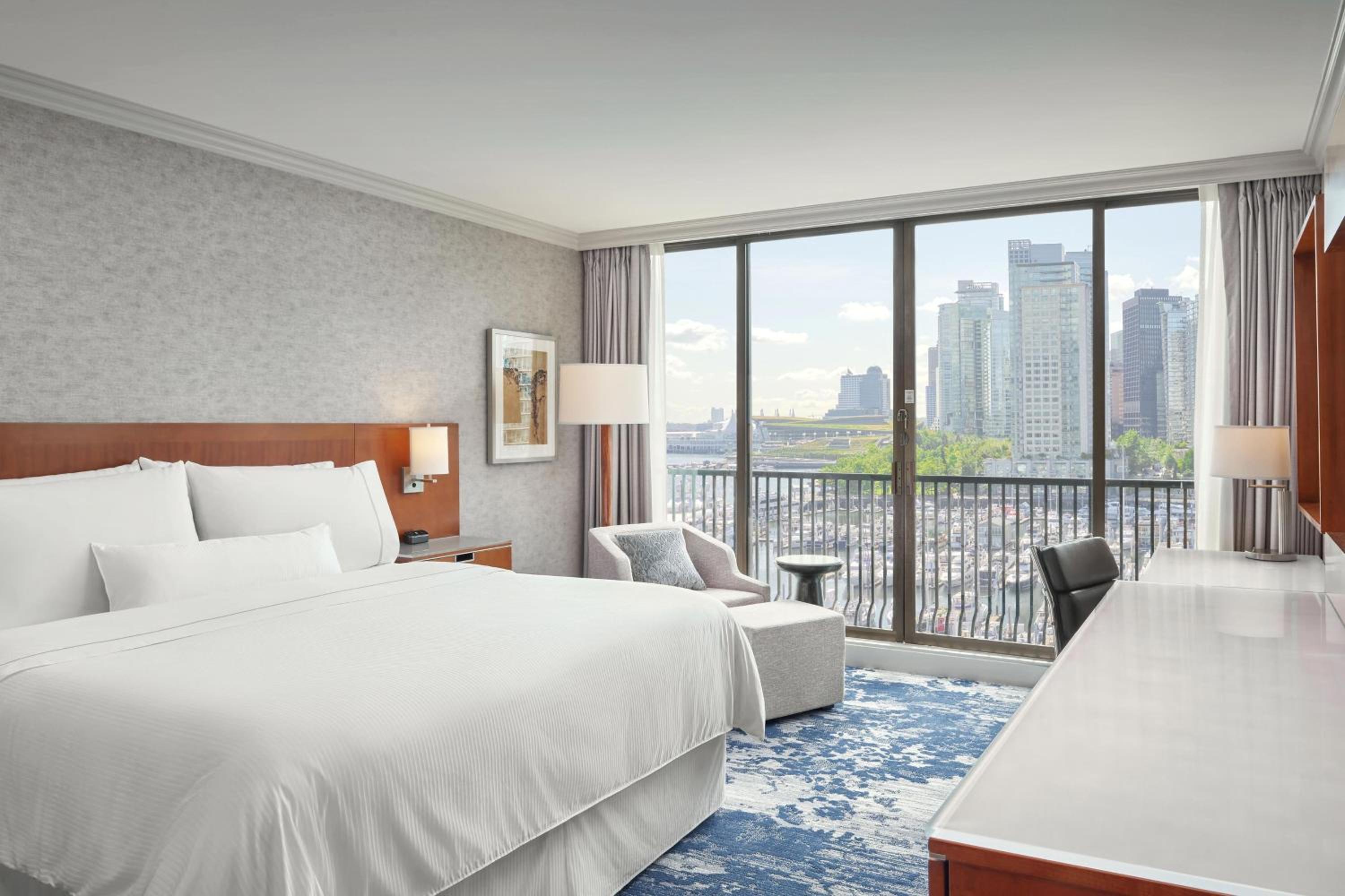 Premium King Room with Marina and City View - Photo 4