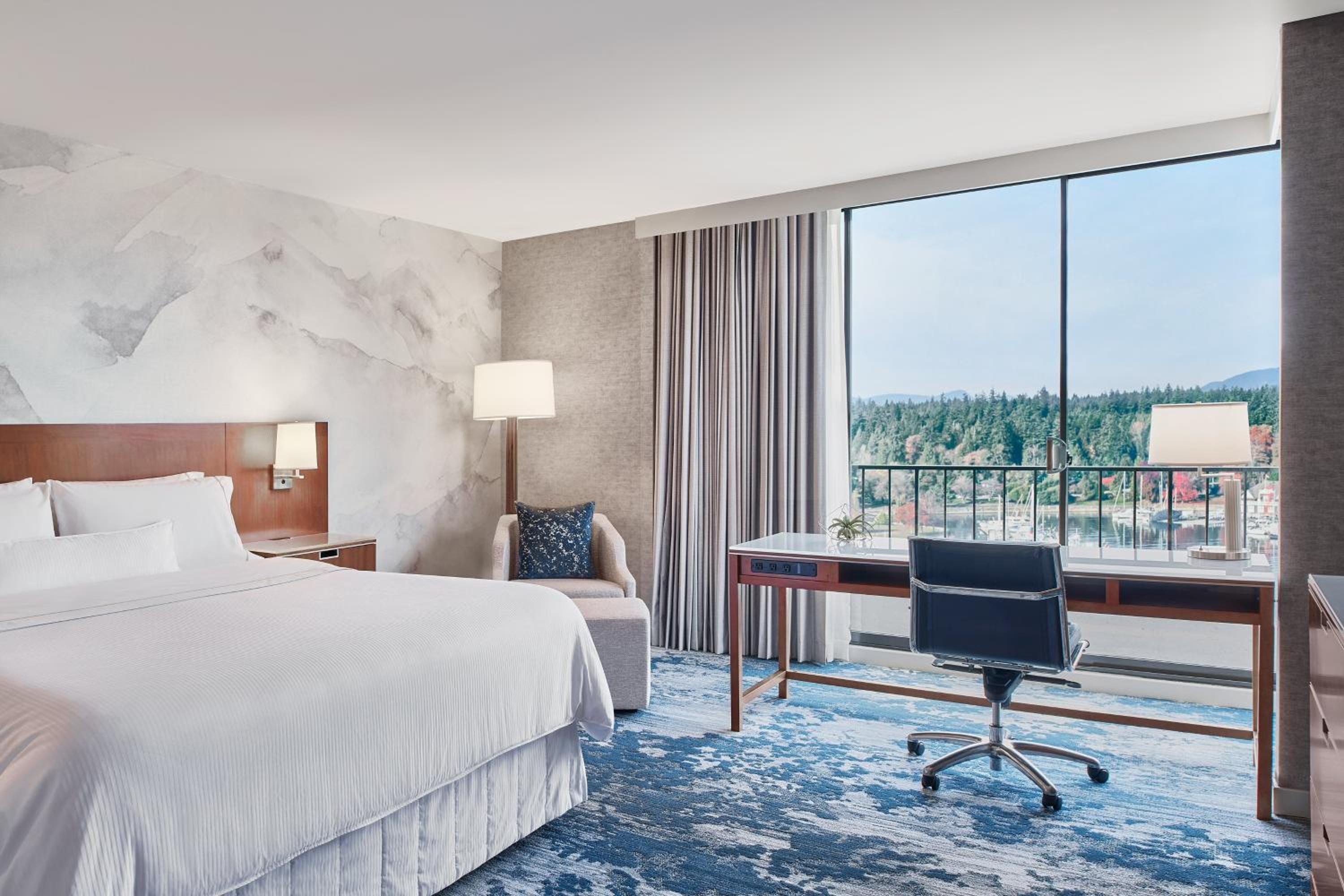 Deluxe Guest Room, 1 King, Harbor & Mountain View - Photo 1