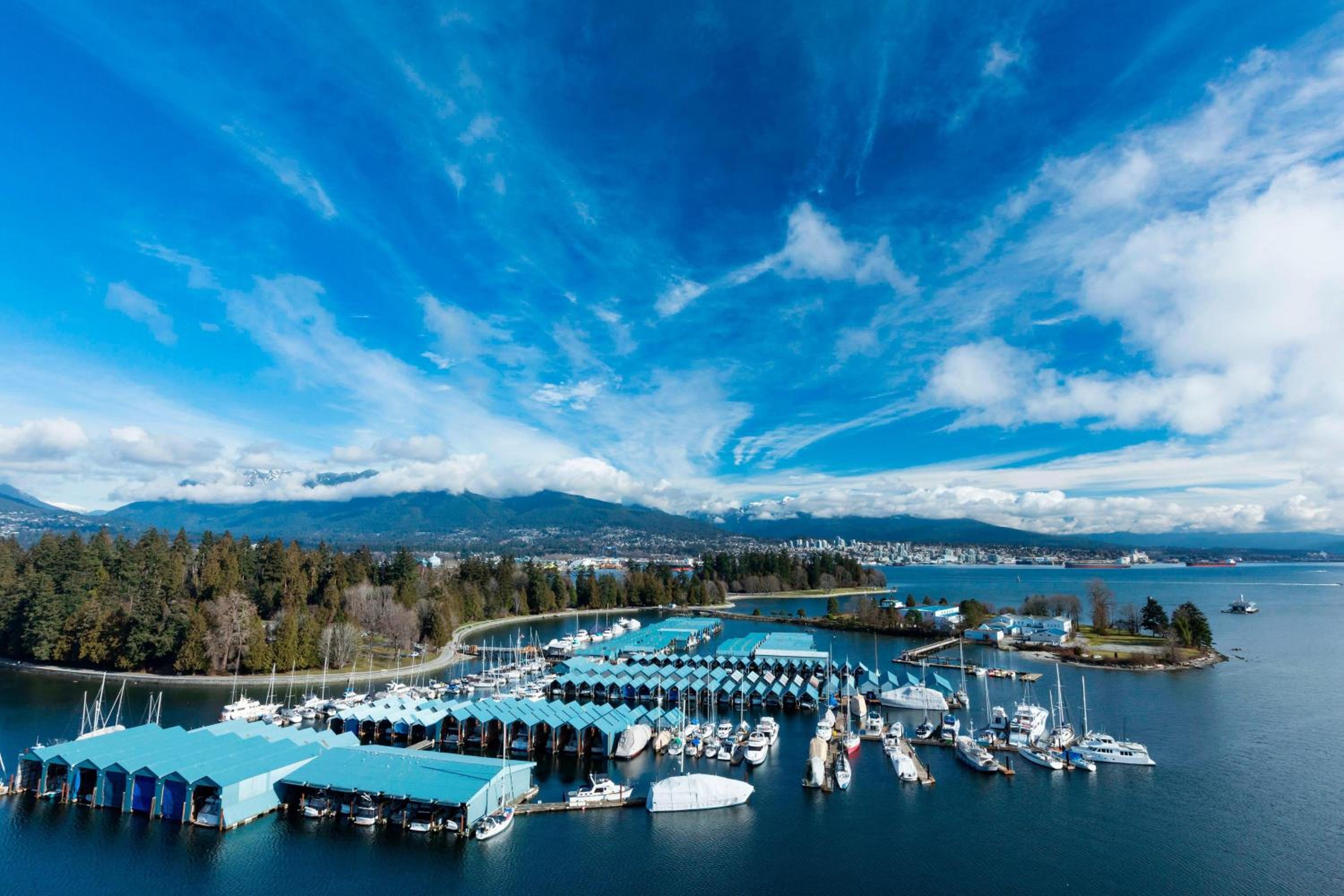 Deluxe Guest Room, 2 Double, Harbor & Mountain View - Photo 3