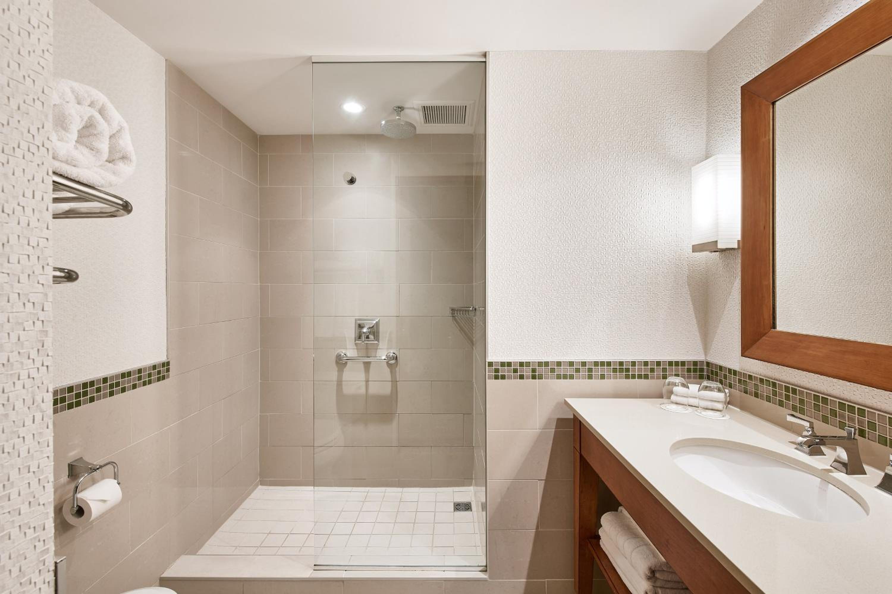 Deluxe Guest Room, 1 King, Harbor & Mountain View - Photo 4