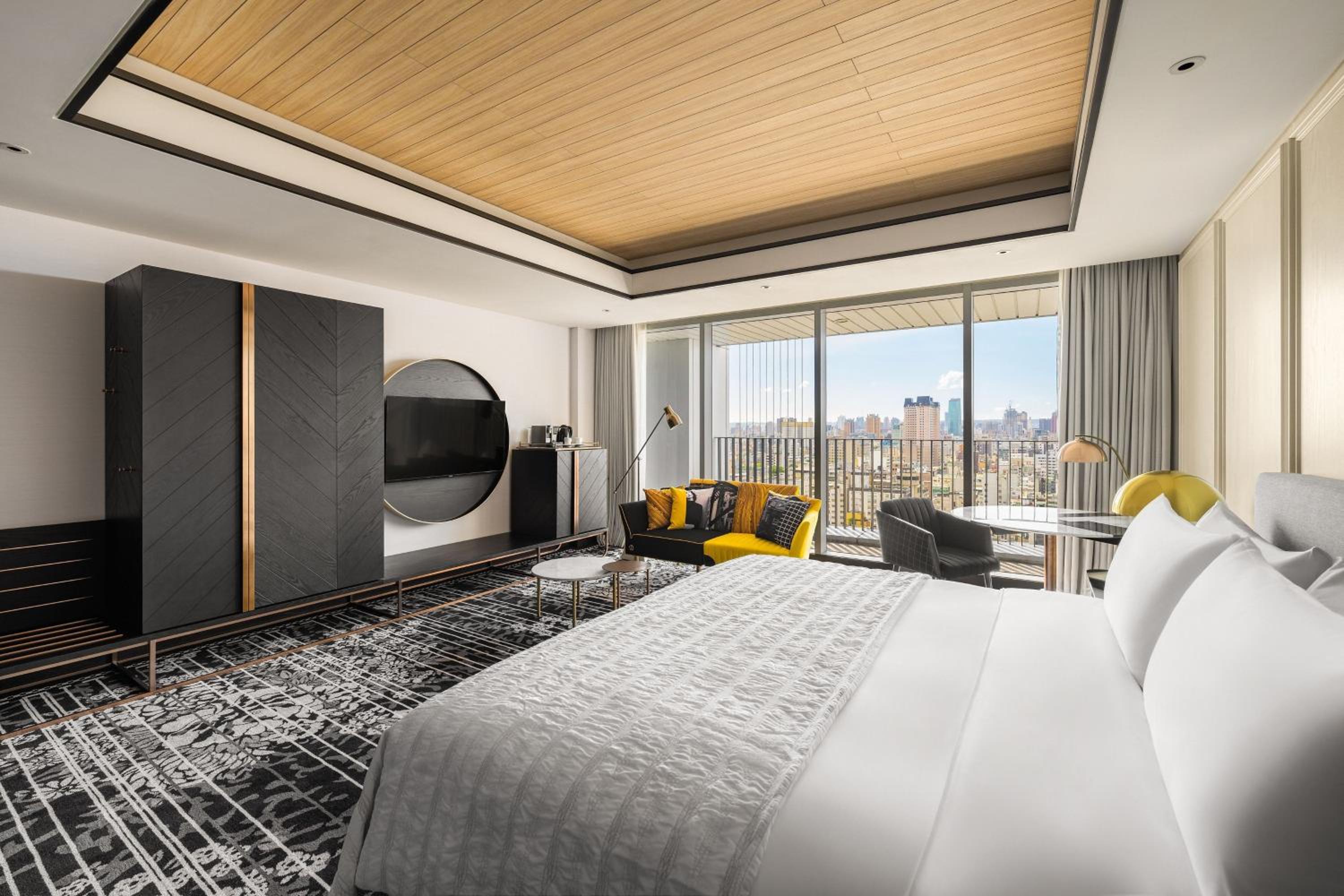 Premier King Room with City View - Photo 10