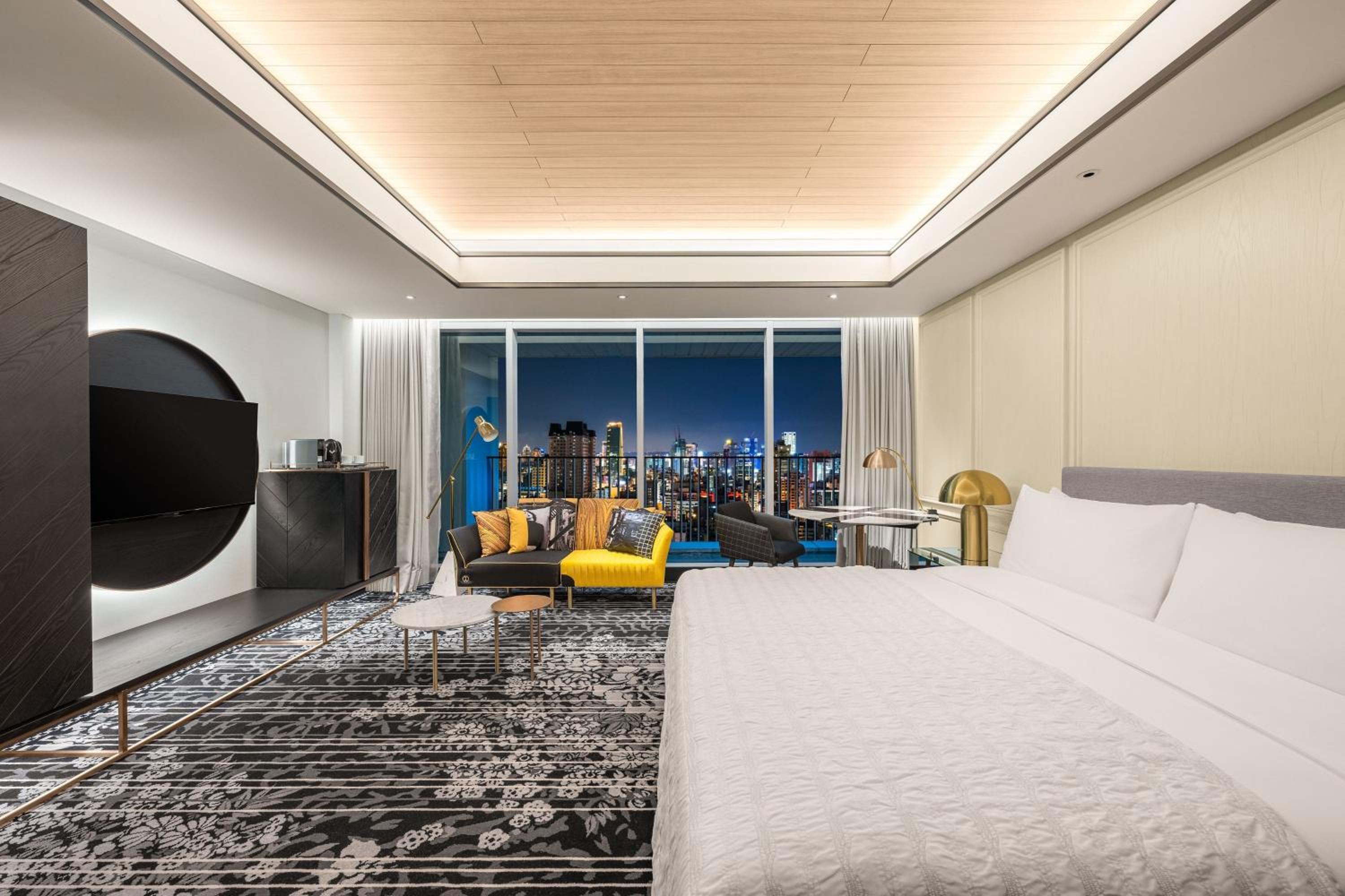 Premier King Room with City View - Photo 8