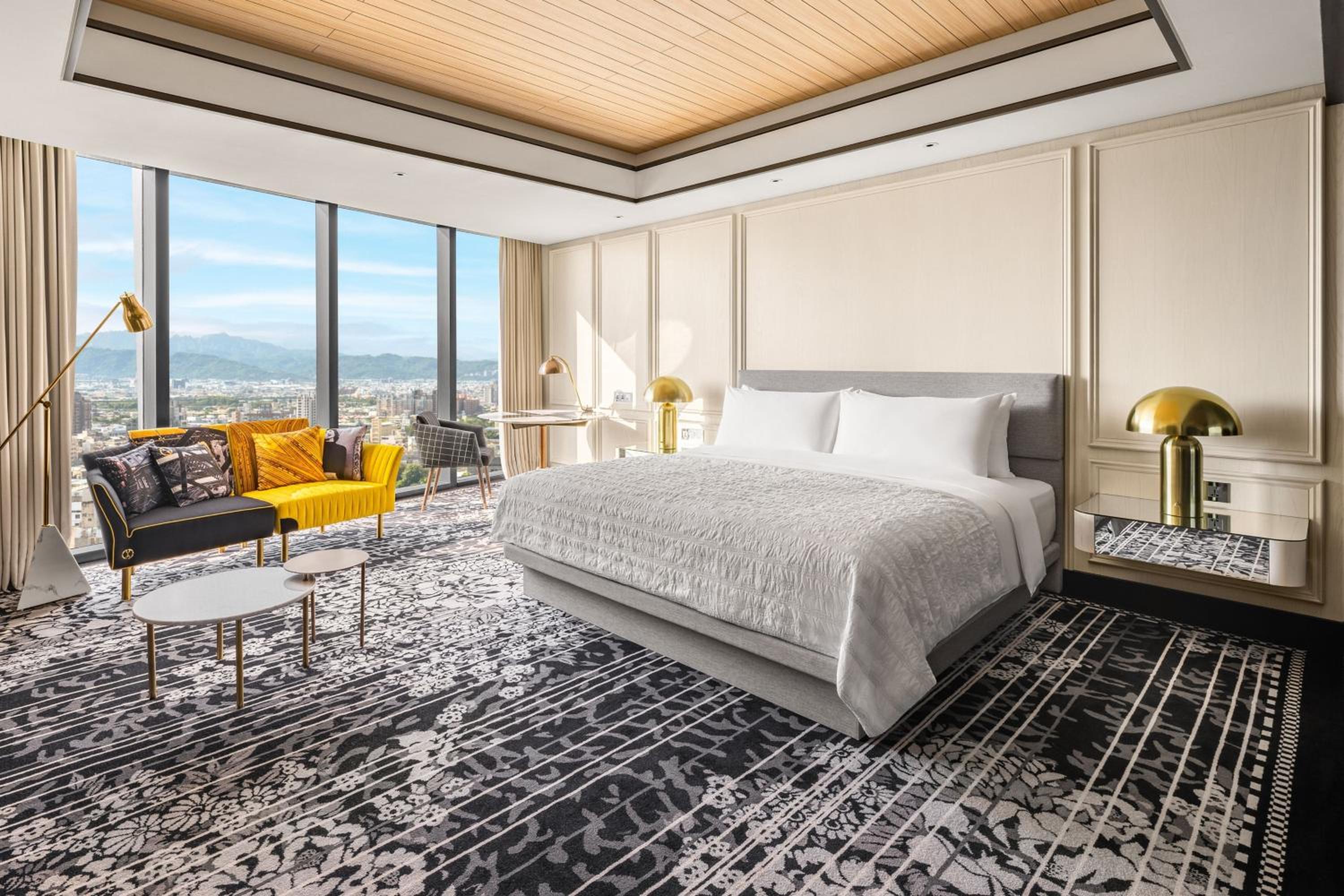 Premier King Room with City View - Photo 9