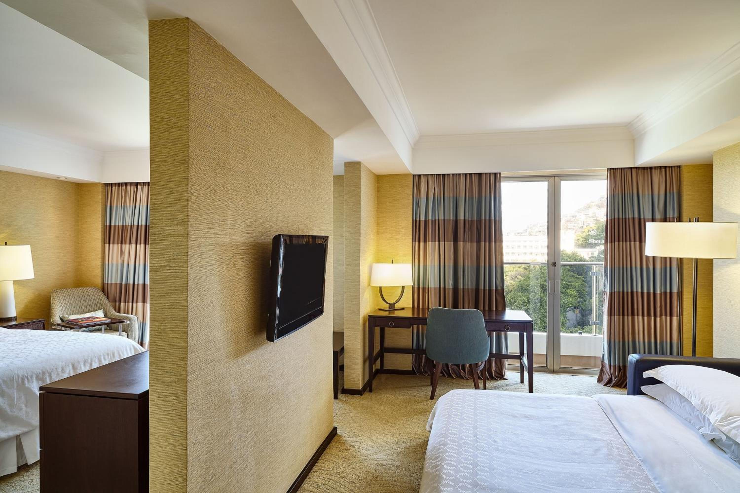 Family Room, Larger Guest room, 1 King, Sofa bed, Balcony thumbnail 6