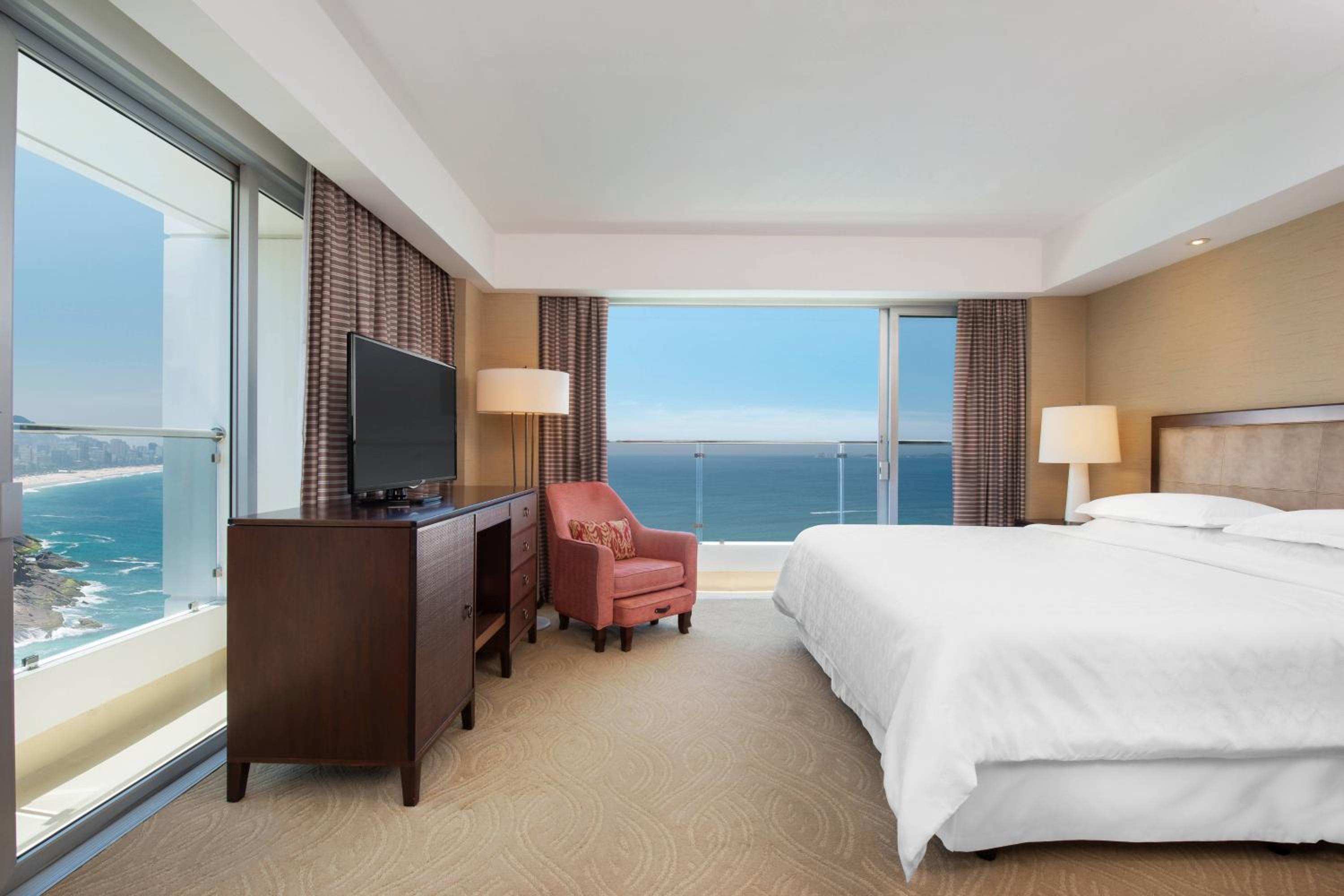 Club Suite, Club level, Suite, 1 King, Ocean Front view