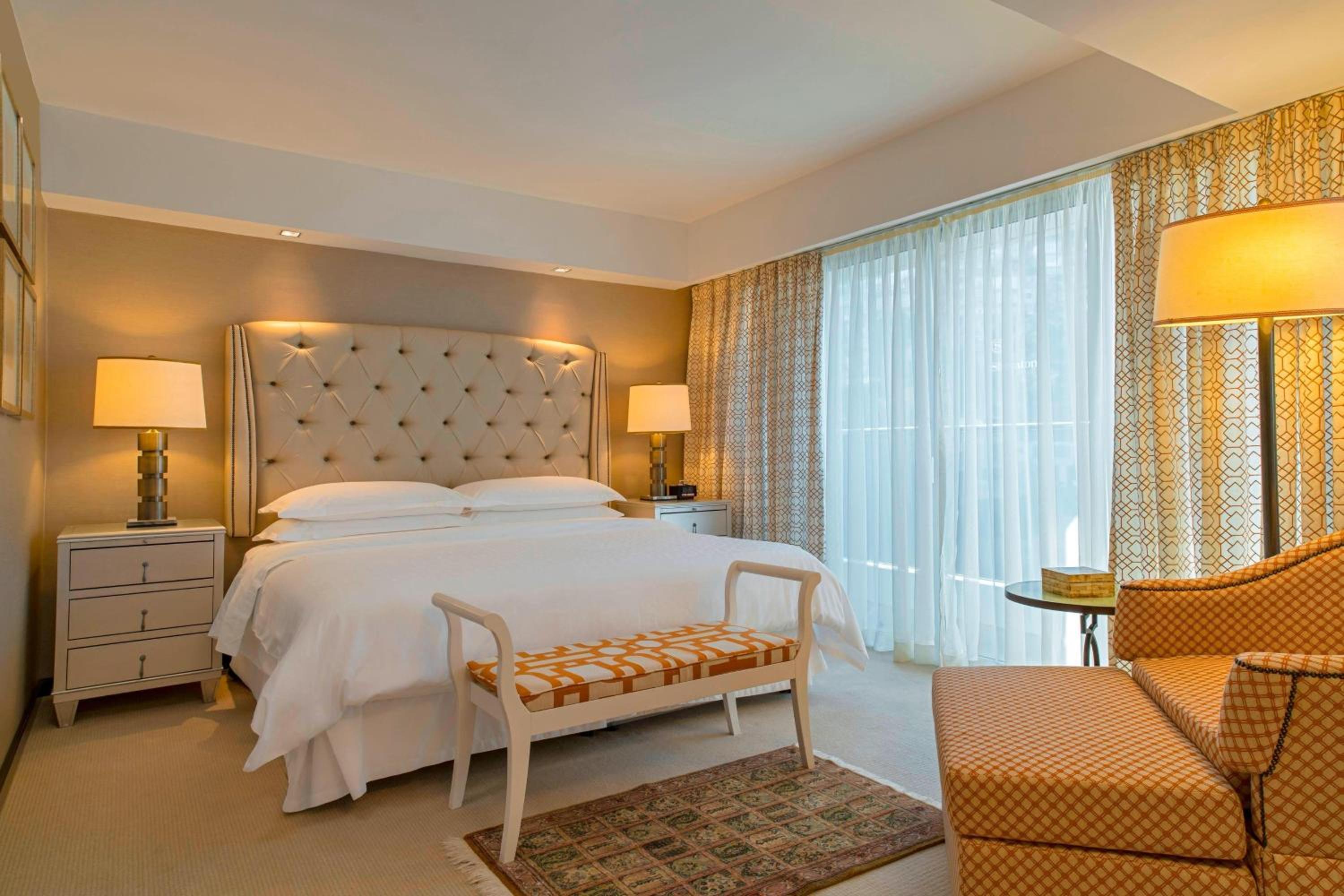 Club lounge access, Vise Presidential Suite, 1 King, Balcony