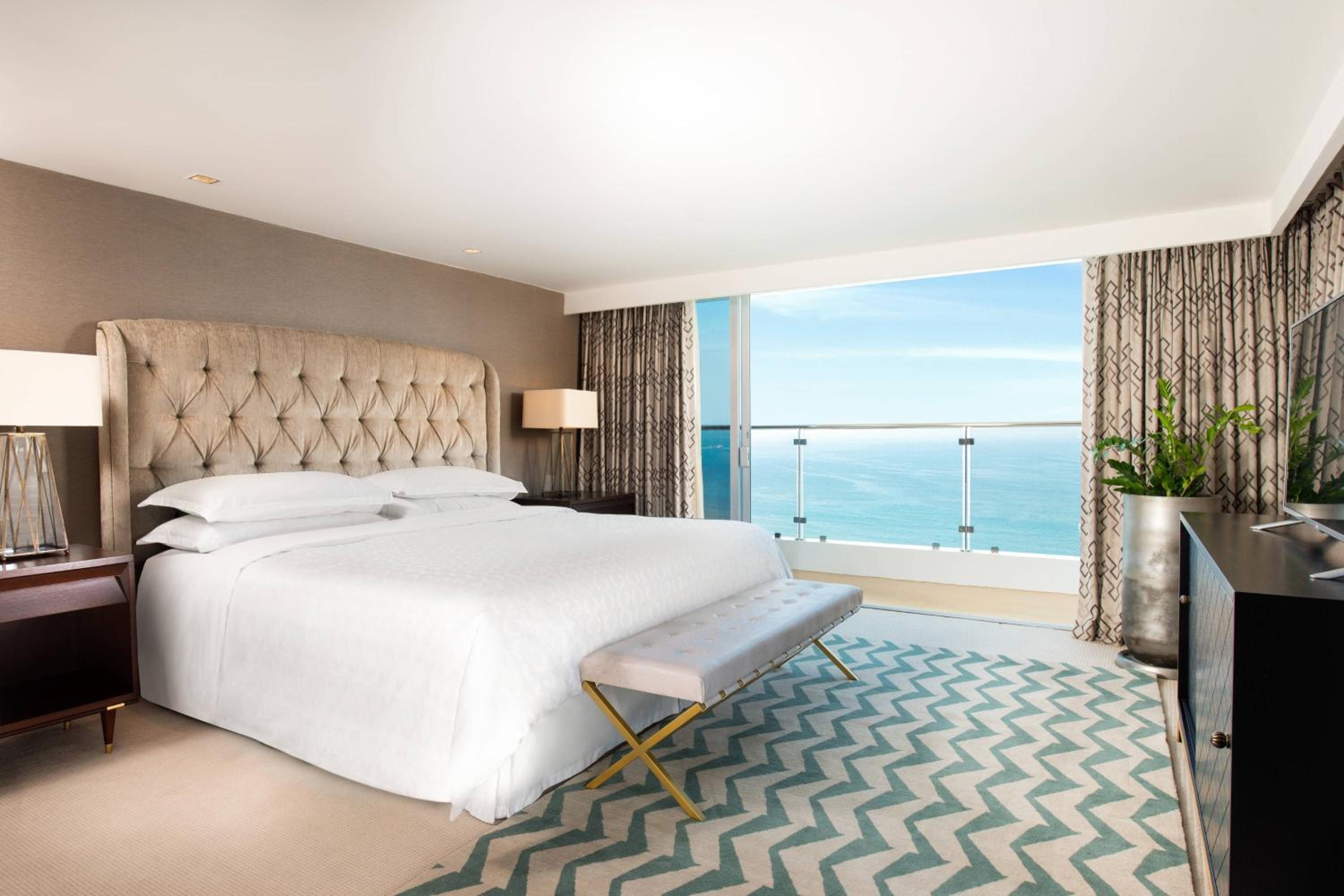 Club lounge access, Presidential Suite, 1 King, Oceanfront