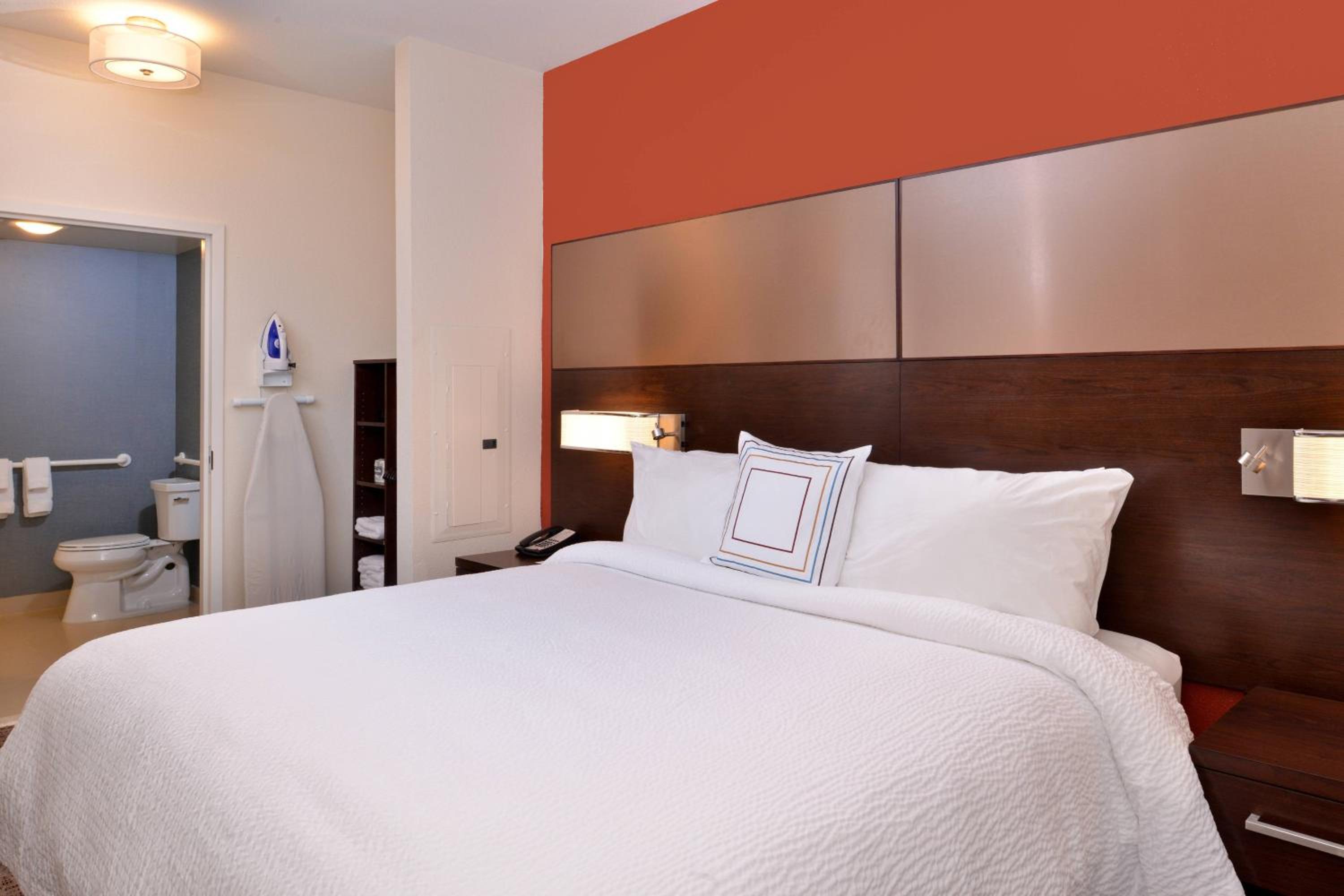 Studio King Room with Tub and Non-Private Sofa Bed - Mobility Accessible