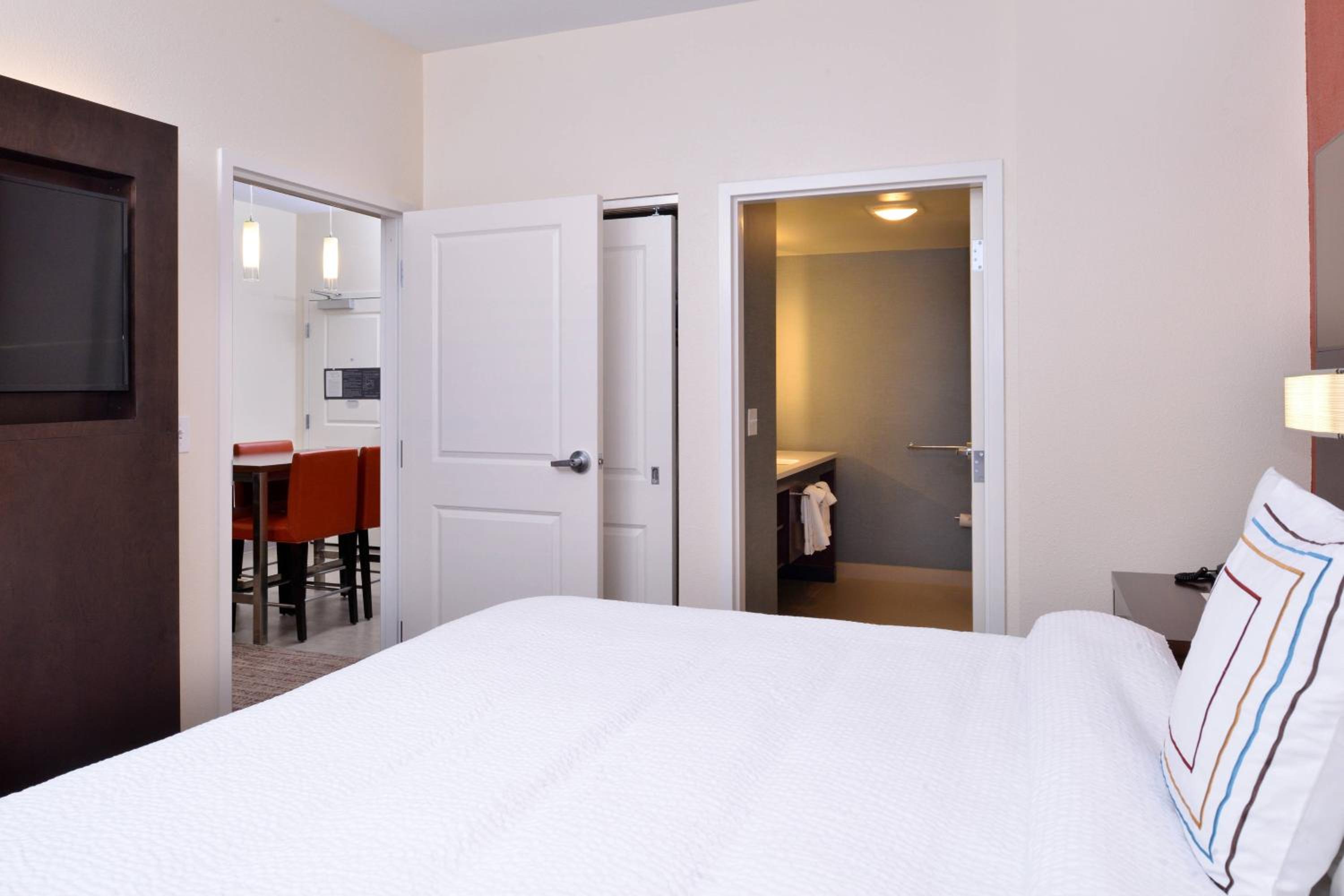 Two-Bedroom Suite with Adapted Tub - Mobility Accessible