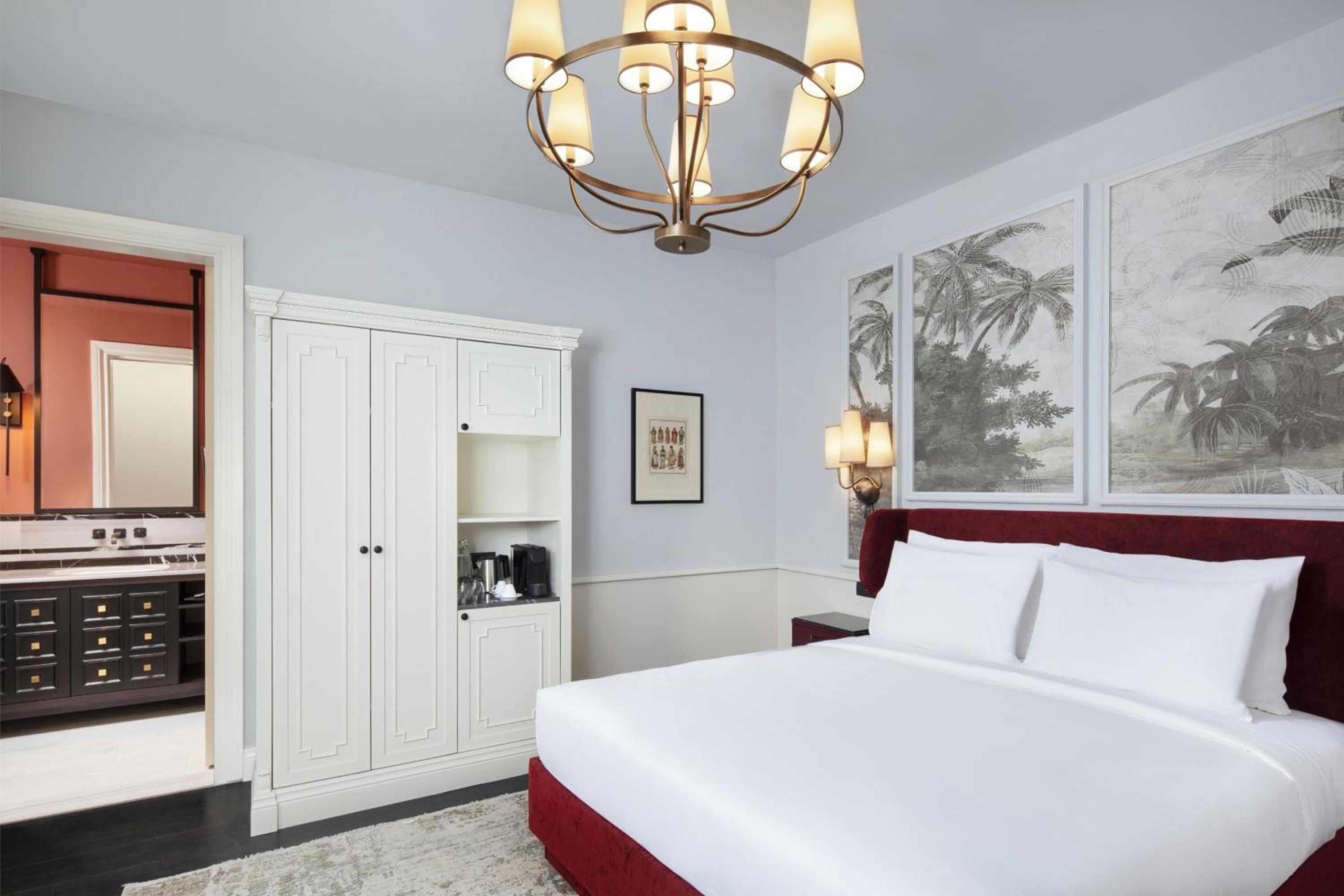 Standard Windowless Queen Room thumbnail 6