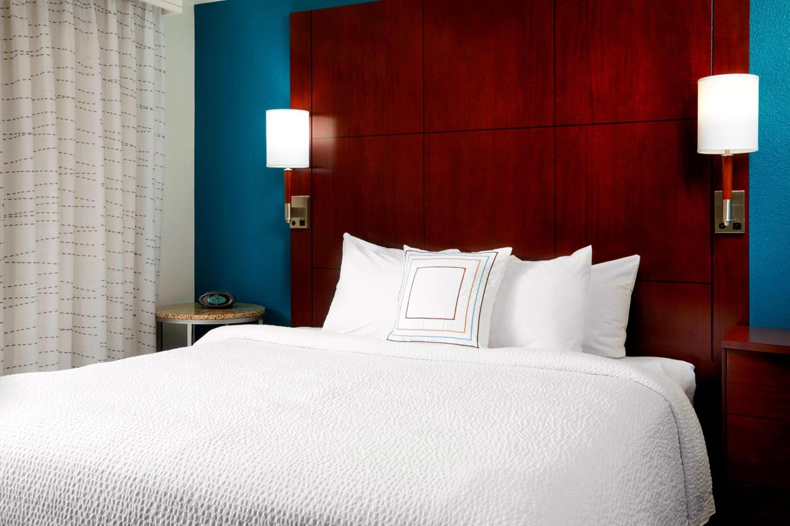 One Bedroom King Suite with Sofa Bed - Photo 7