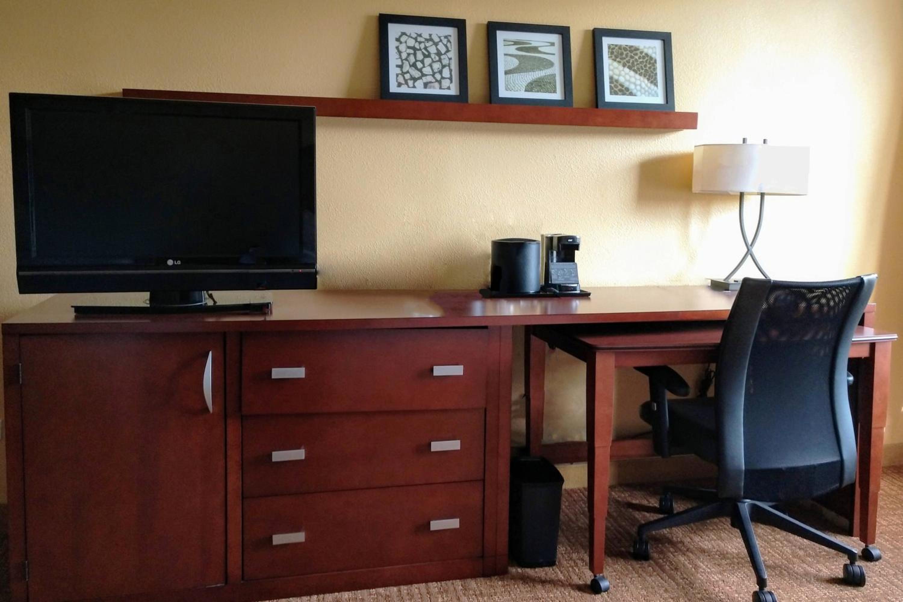 King Room - Hearing Accessible photo 2