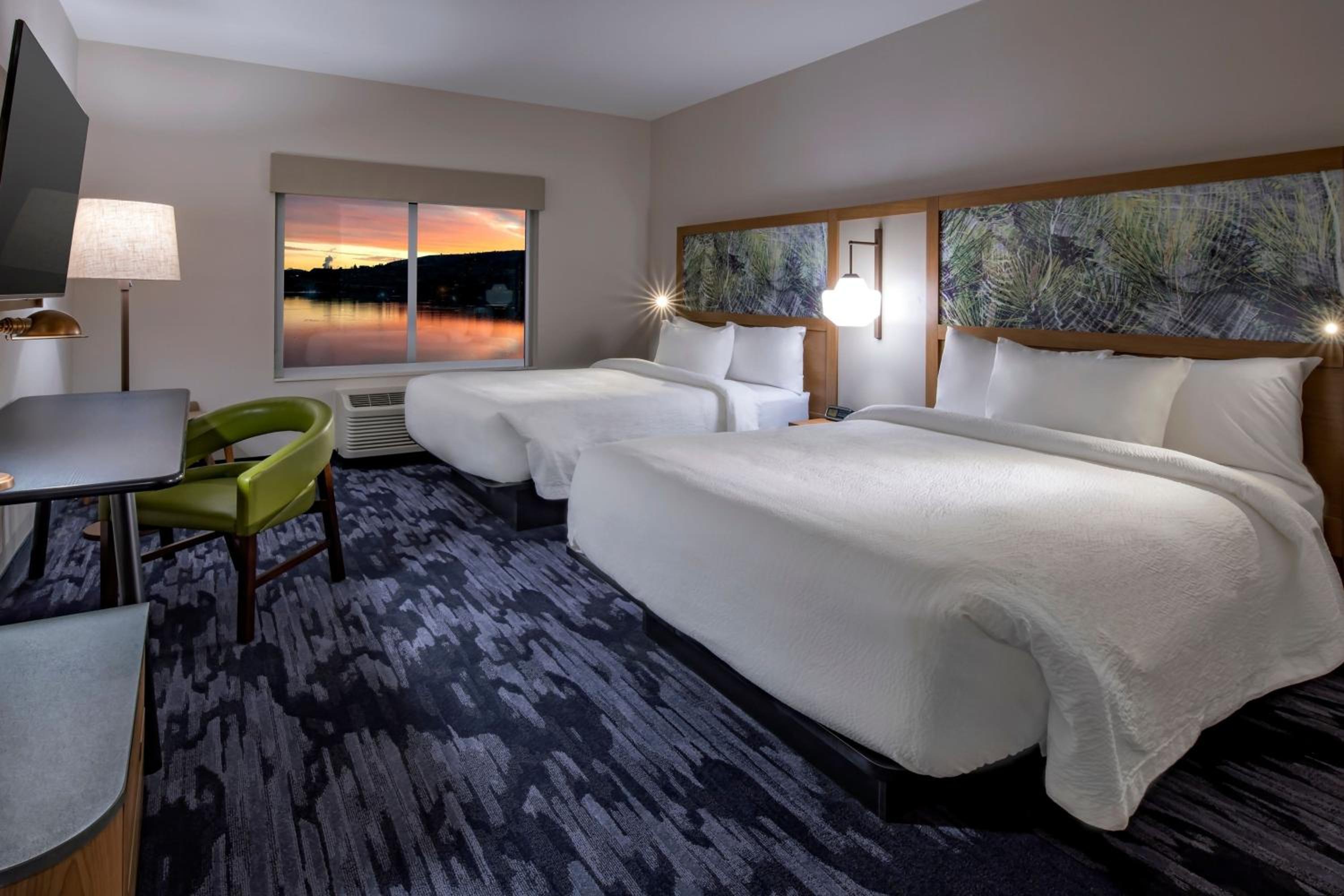 Queen Room with 2 Queen Beds, Lake View - Photo 1