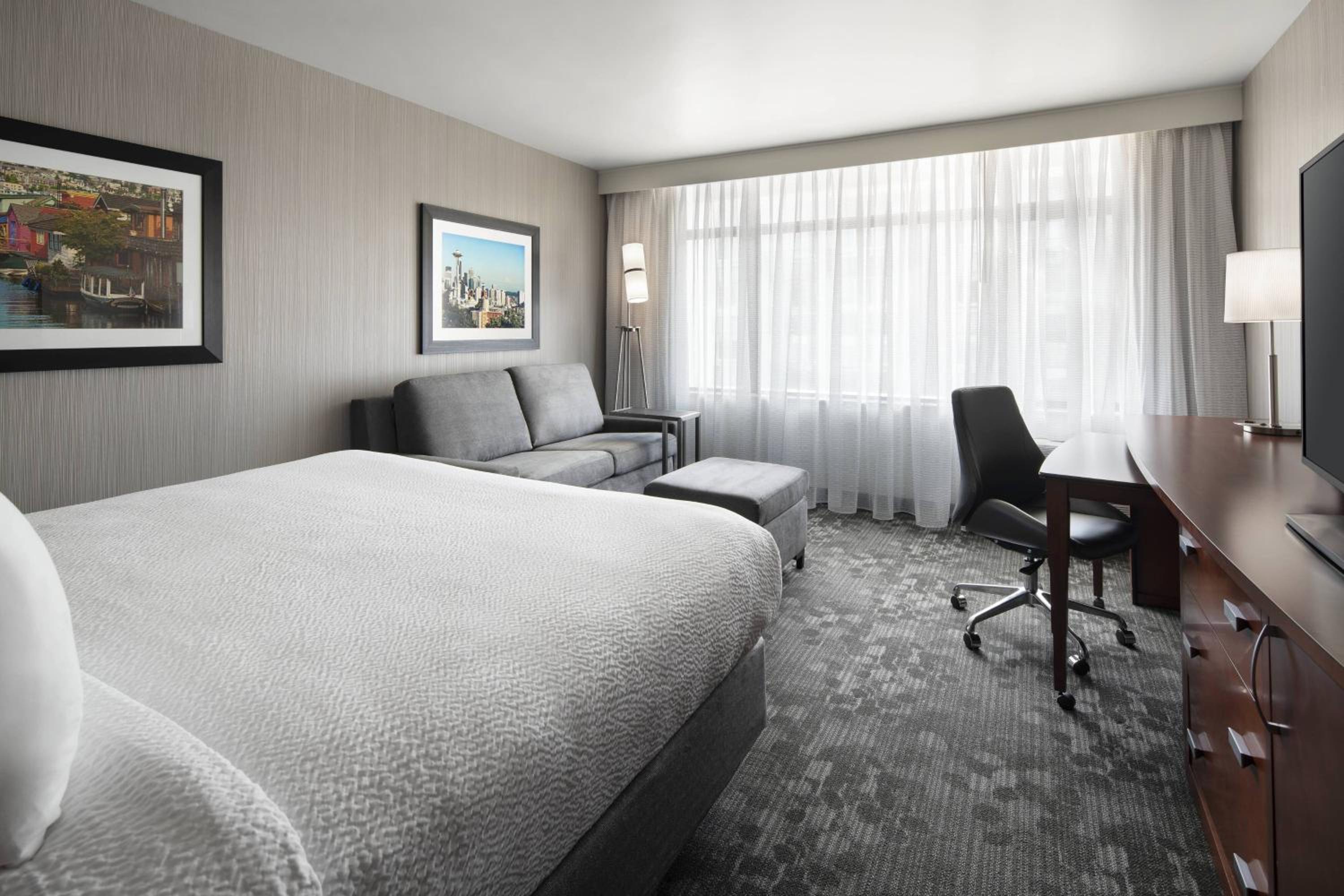 King Guest Room with Sofa Bed - Photo 6