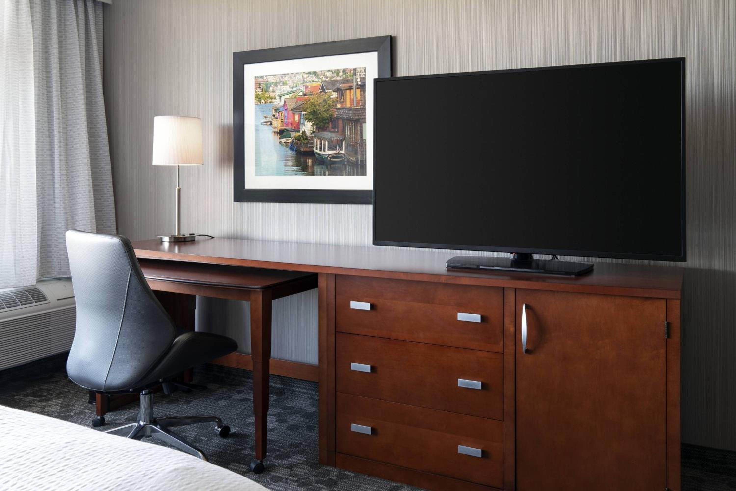 King Guest Room with Sofa Bed - Photo 4