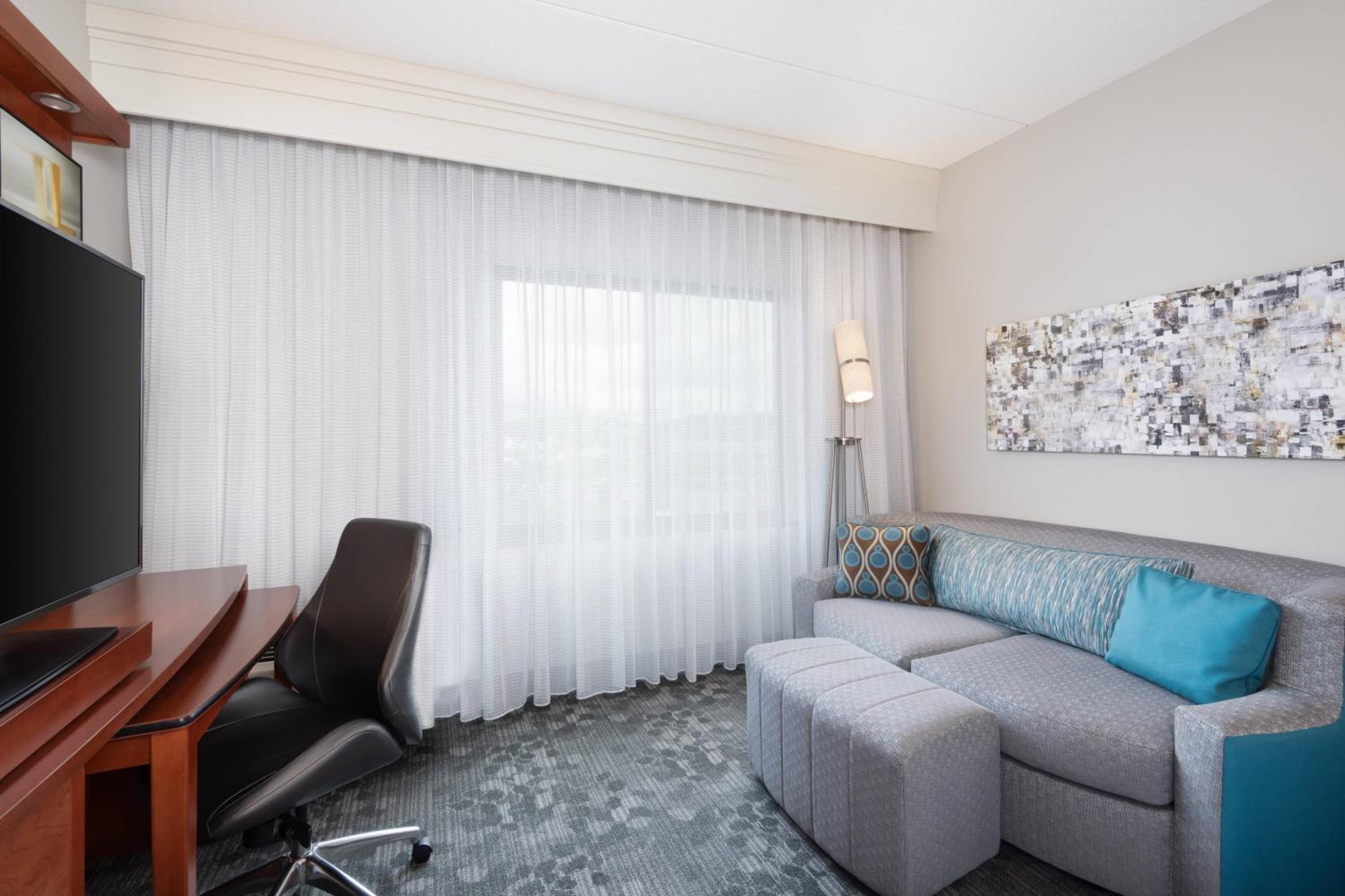 King Room with Sofa Bed - Photo 10