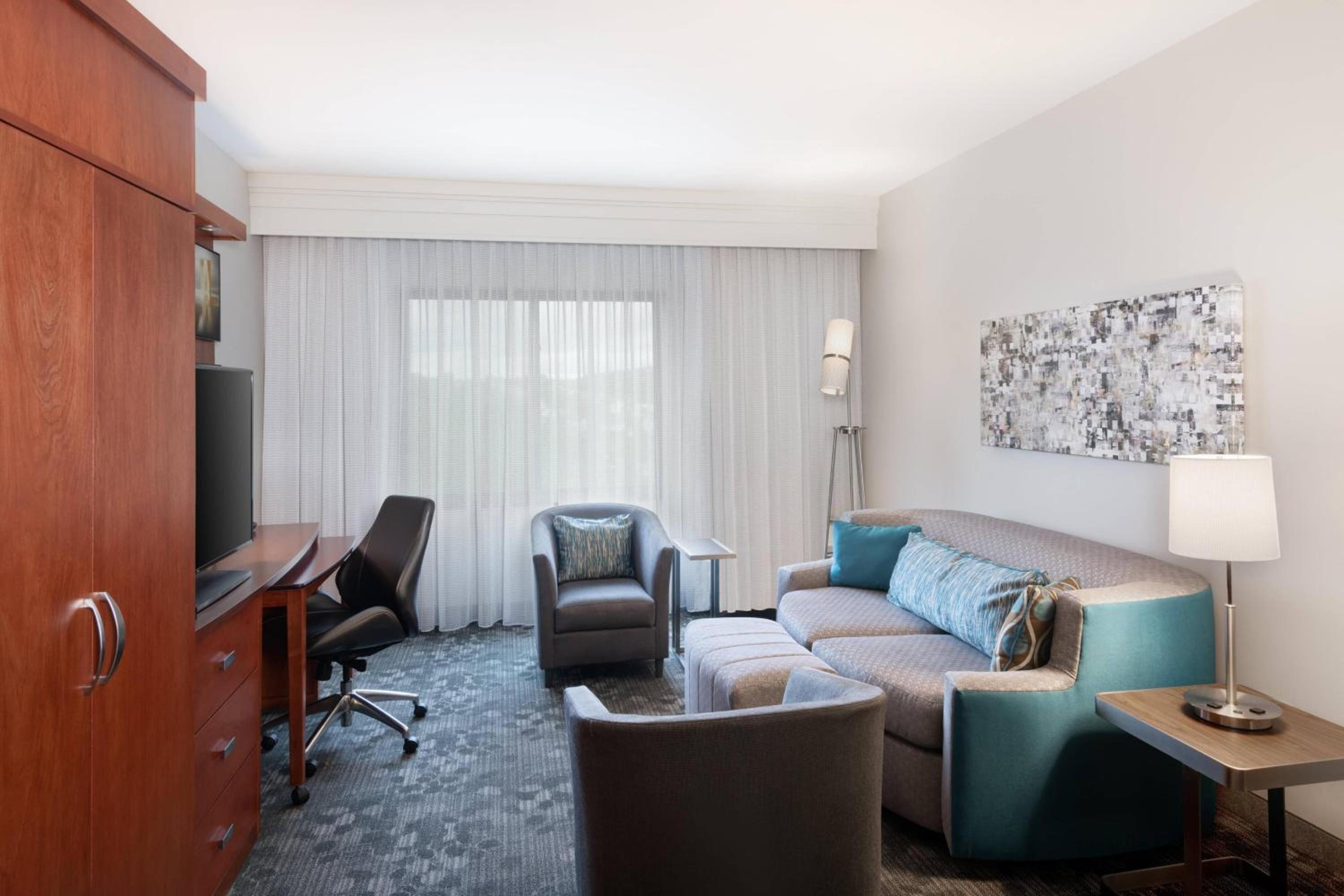 One-Bedroom King Suite with Sofa Bed - Photo 4