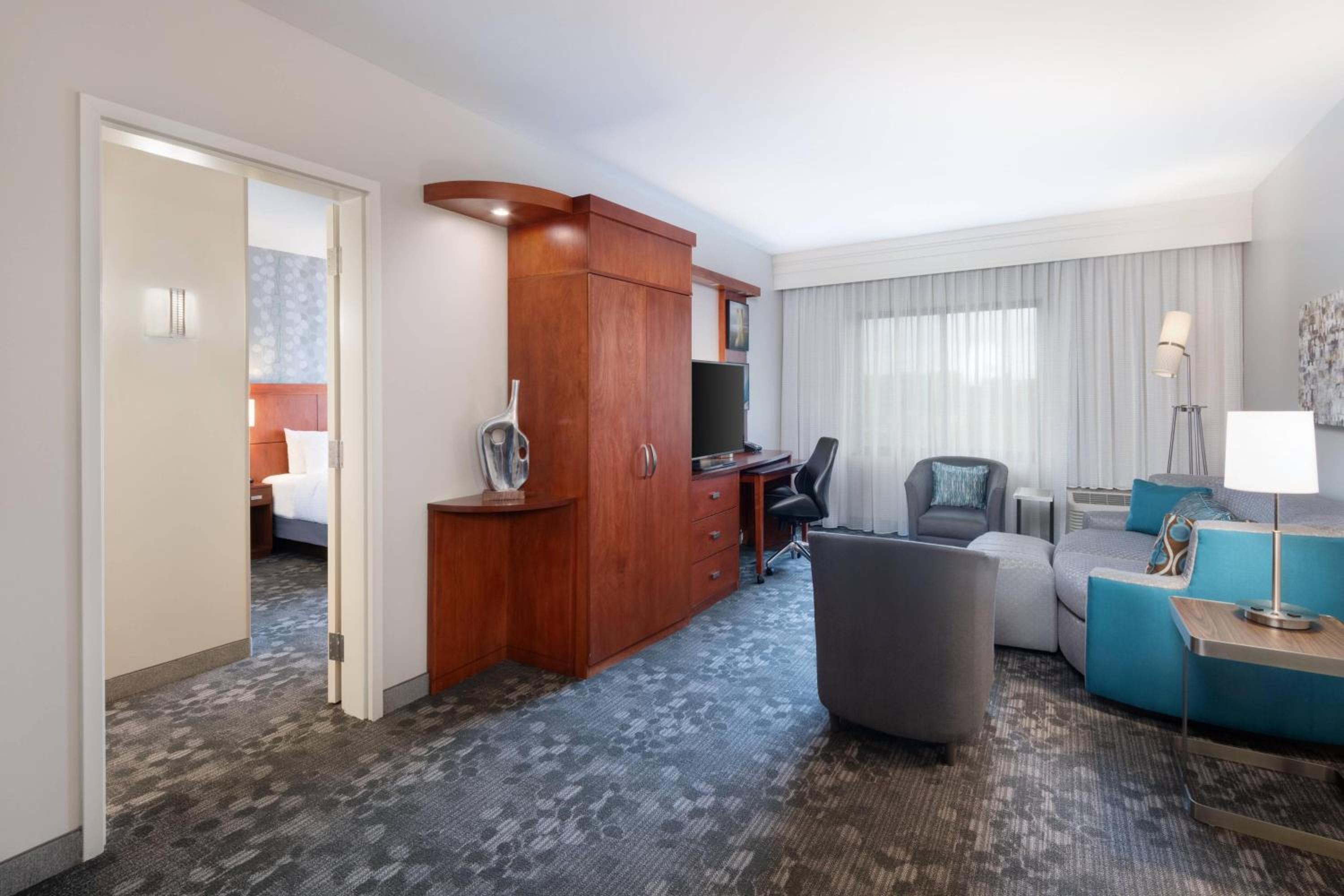 One-Bedroom King Suite with Sofa Bed - Photo 3