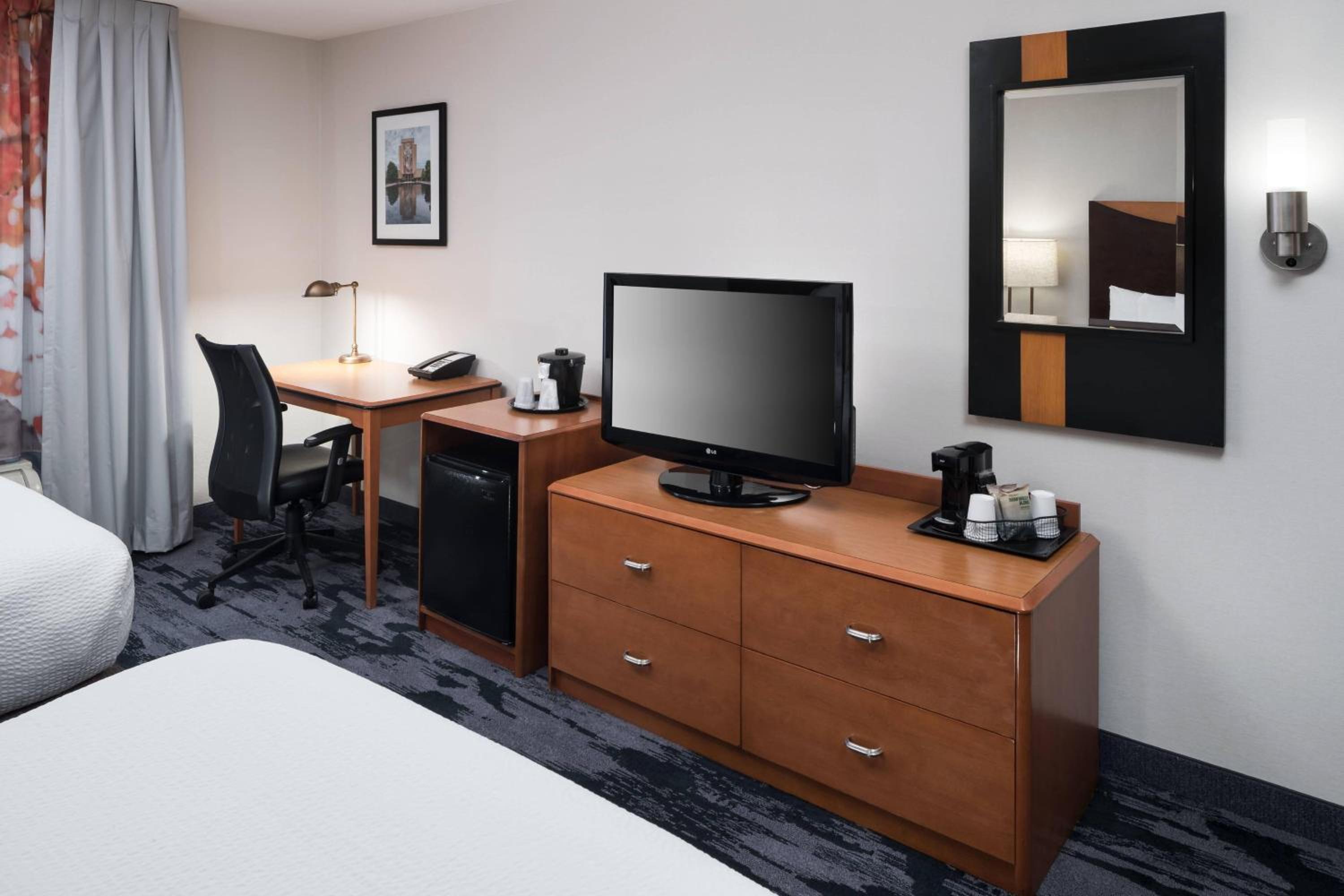 Queen Room with Two Queen Beds - Photo 2